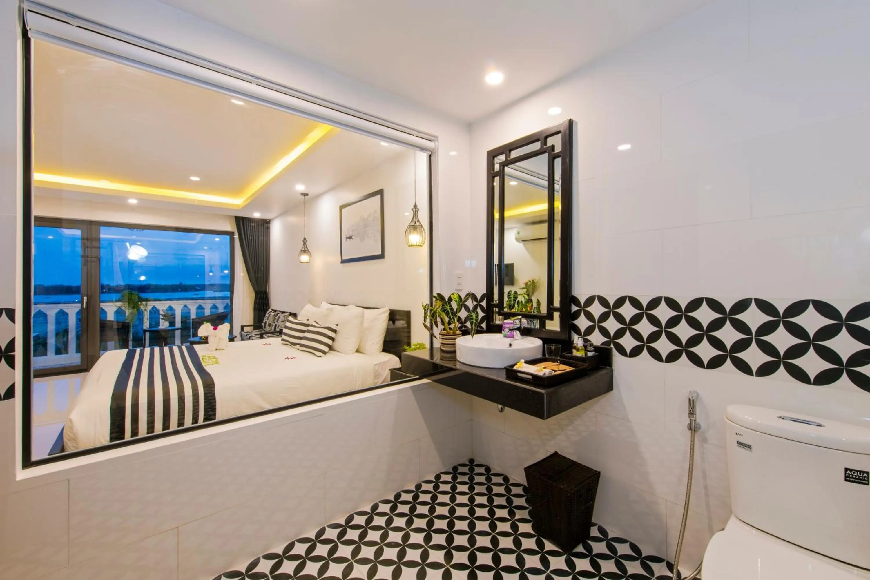 Bathroom, Bed in Gem Riverside Hotel Hoi An