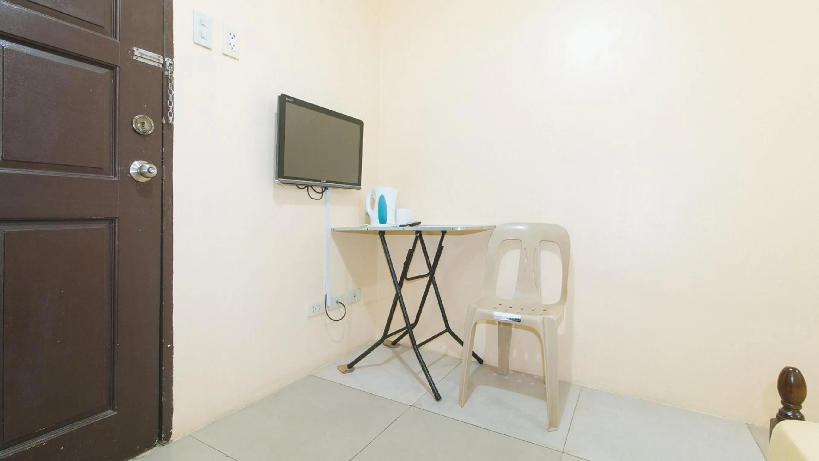 hair dresser in Mervin's Terraces by RedDoorz