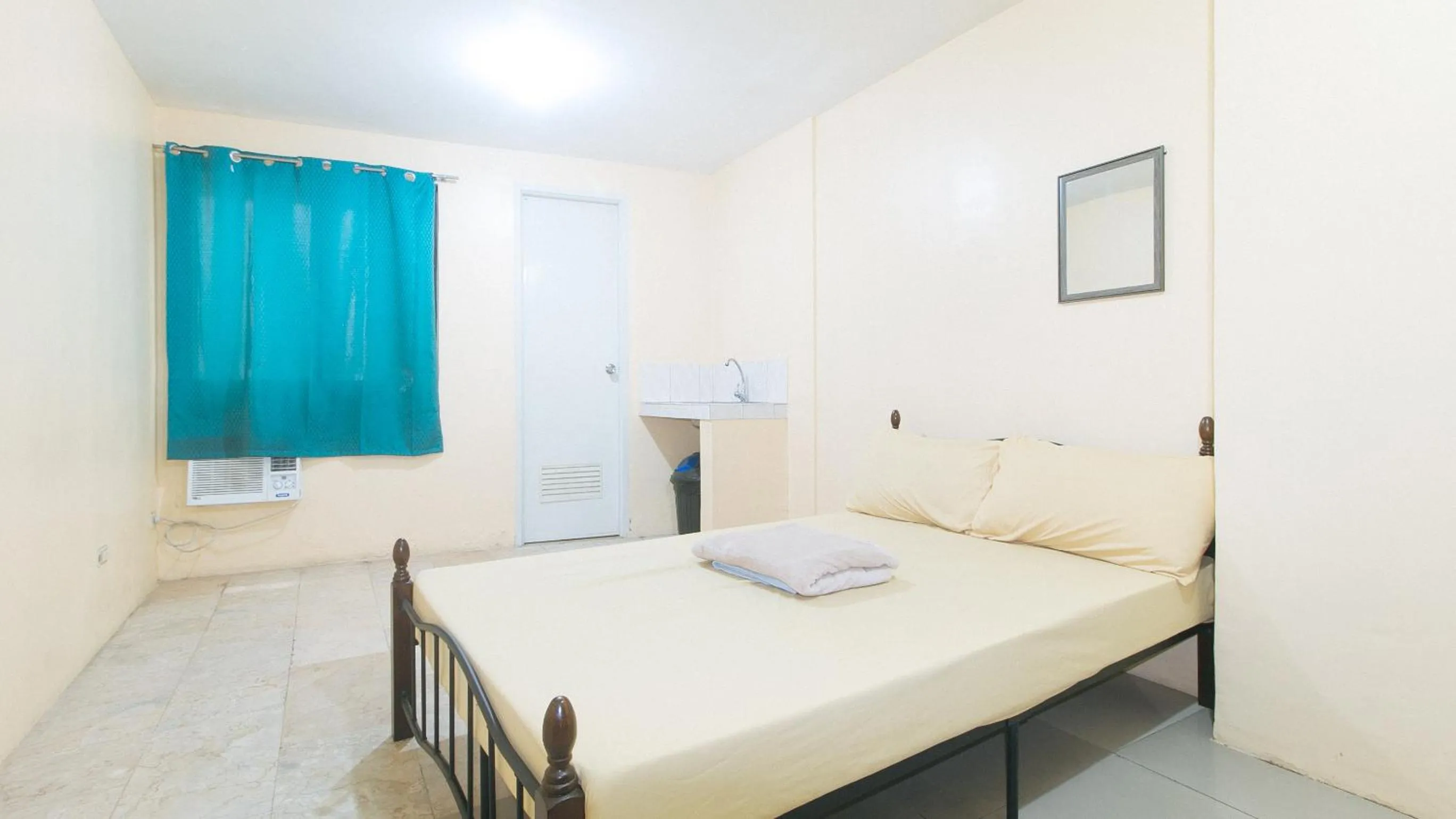 Bed in Mervin's Terraces by RedDoorz