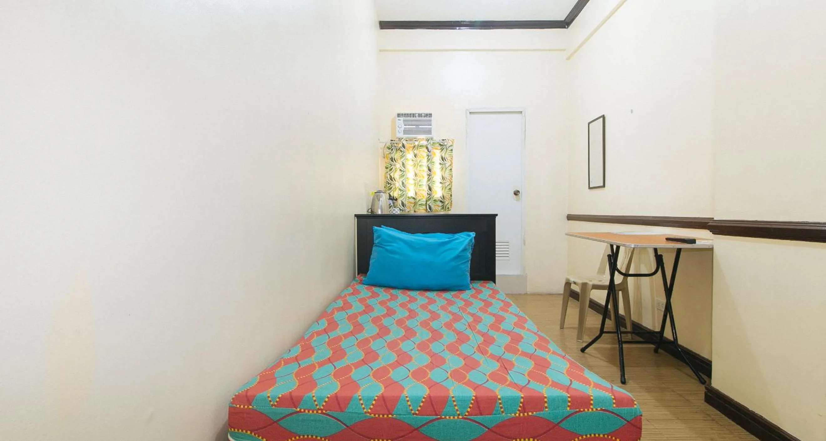 Photo of the whole room, Bed in Mervin's Terraces by RedDoorz