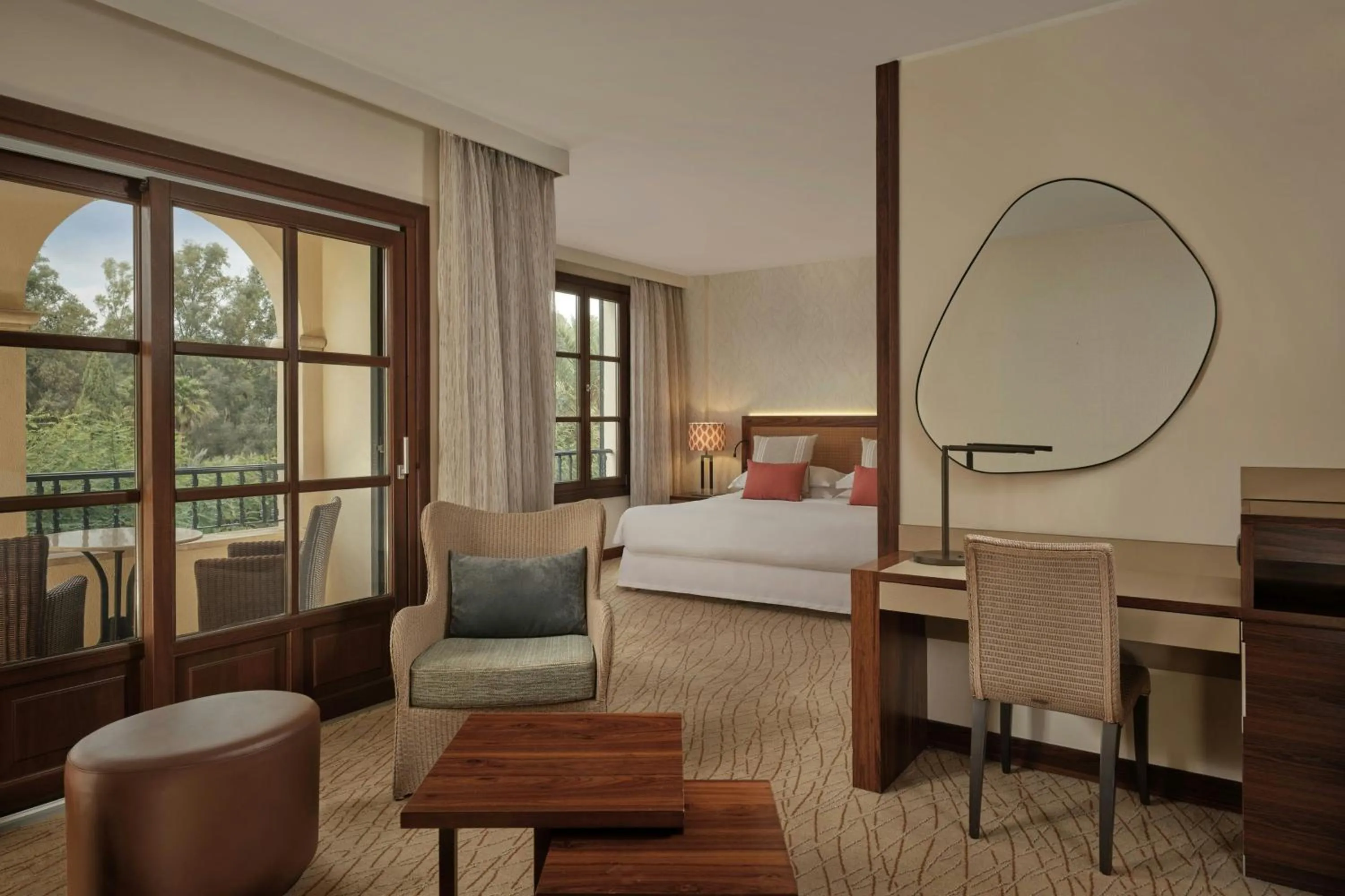 Swimming pool, Bed in Sheraton Mallorca Arabella Golf Hotel