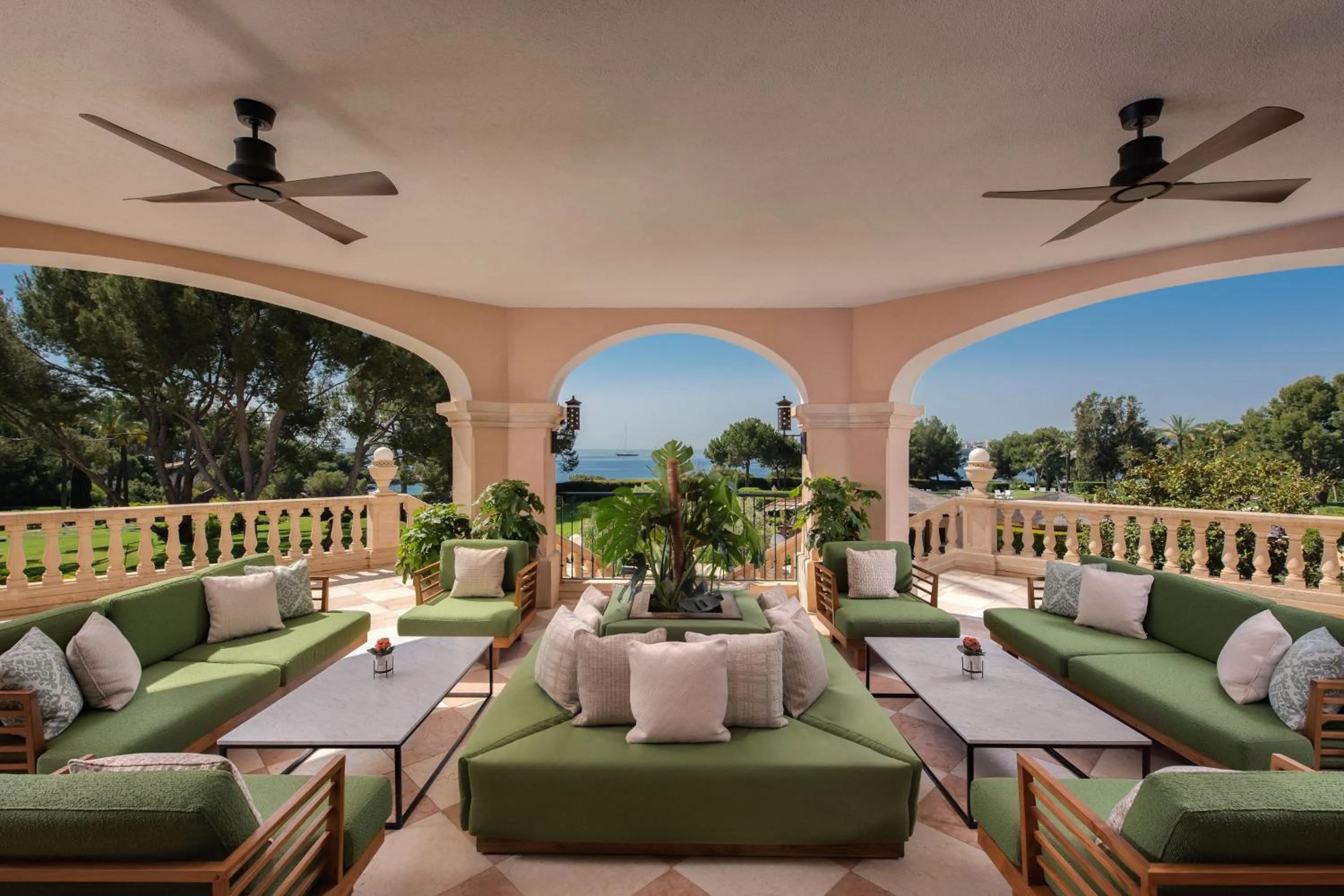 Lounge or bar in The St. Regis Mardavall Mallorca Resort