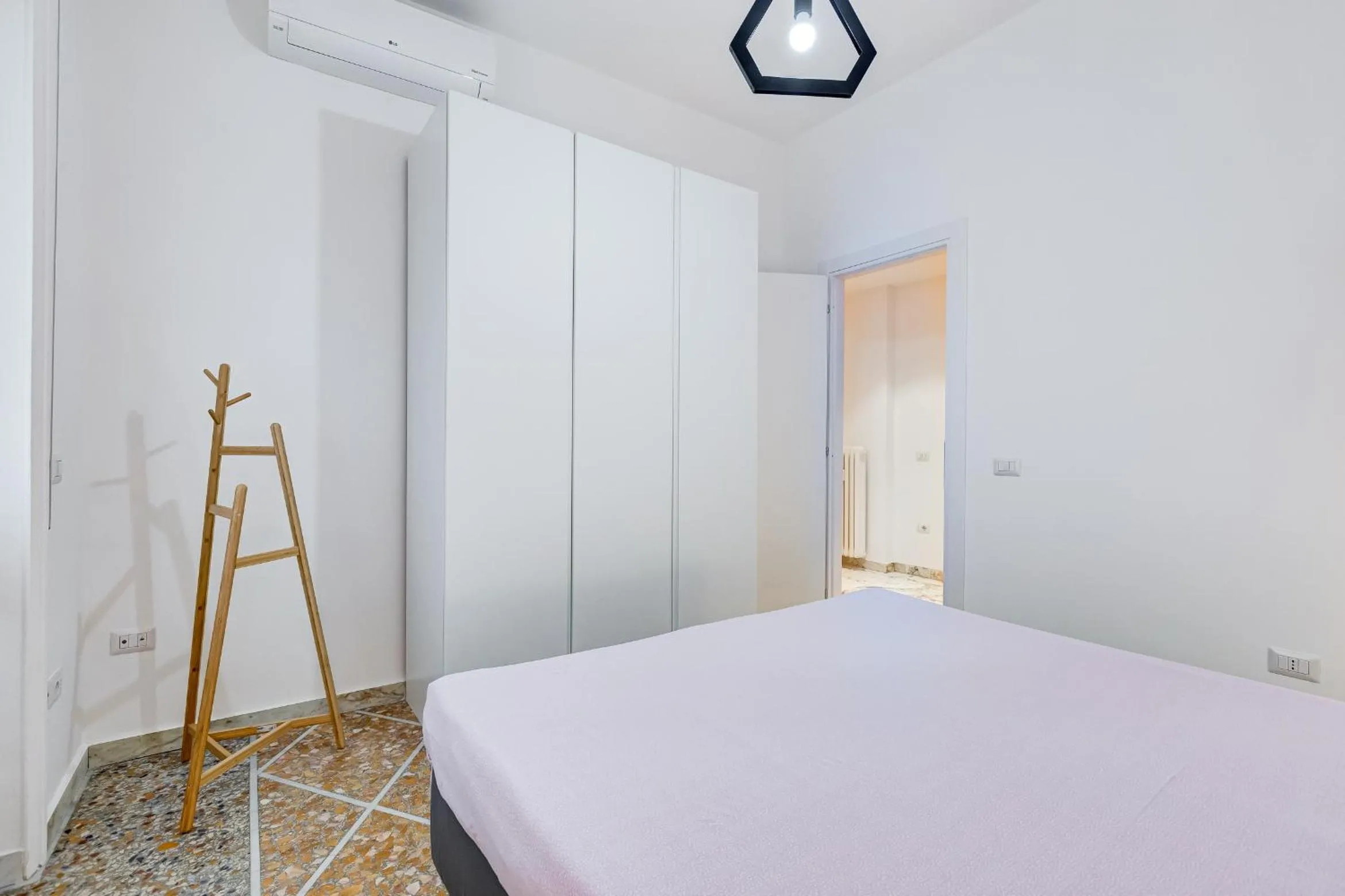 Bed in Gianicolo Apartment with Terrace