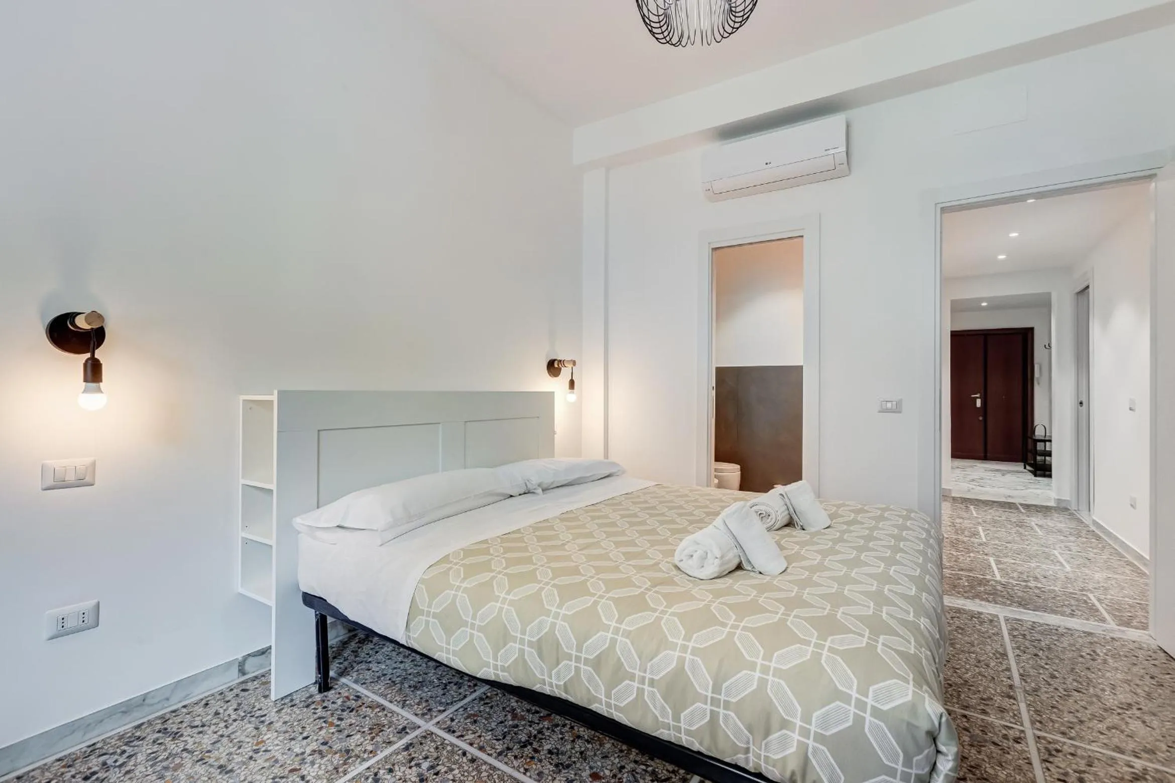 Bed in Gianicolo Apartment with Terrace