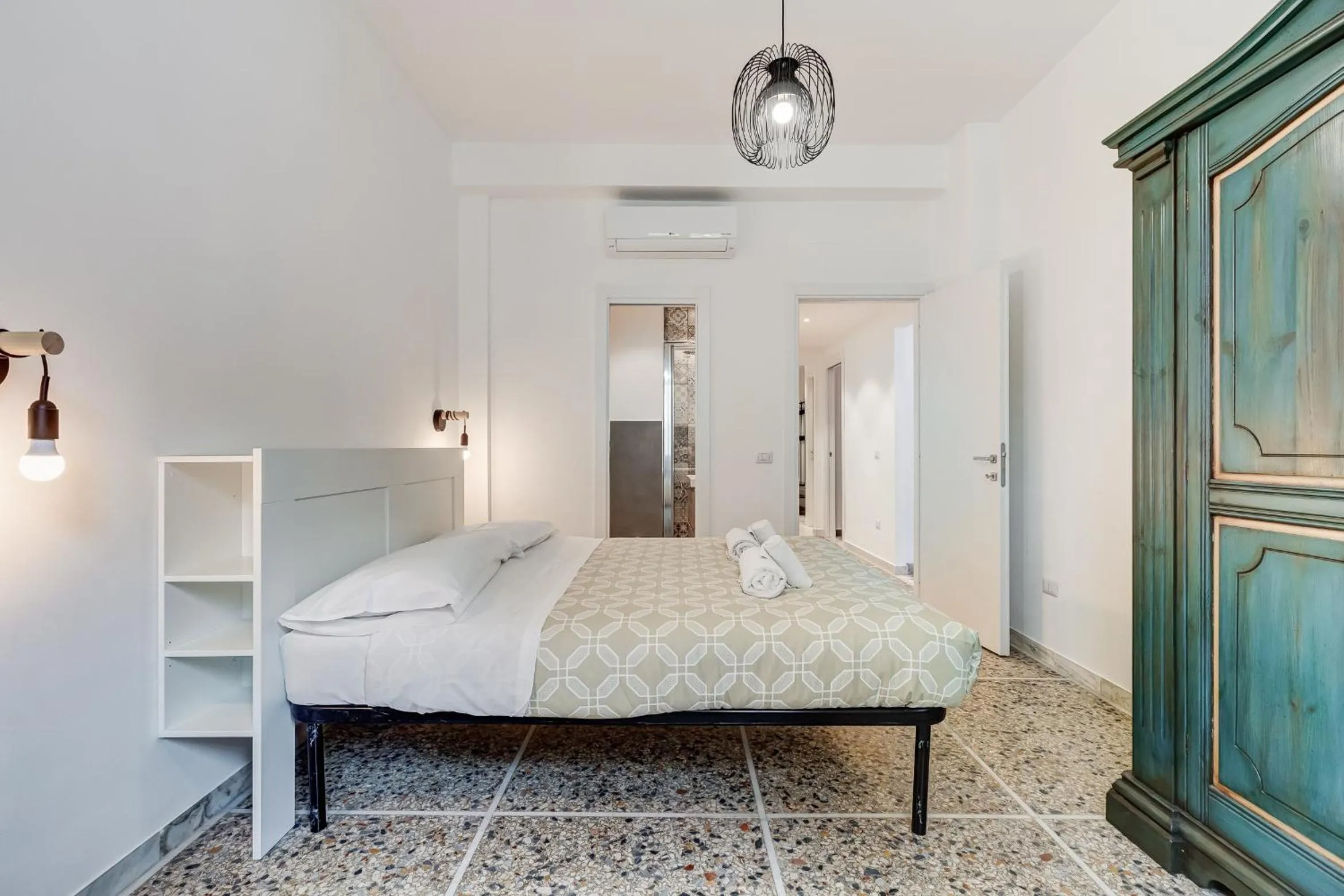 Bed in Gianicolo Apartment with Terrace