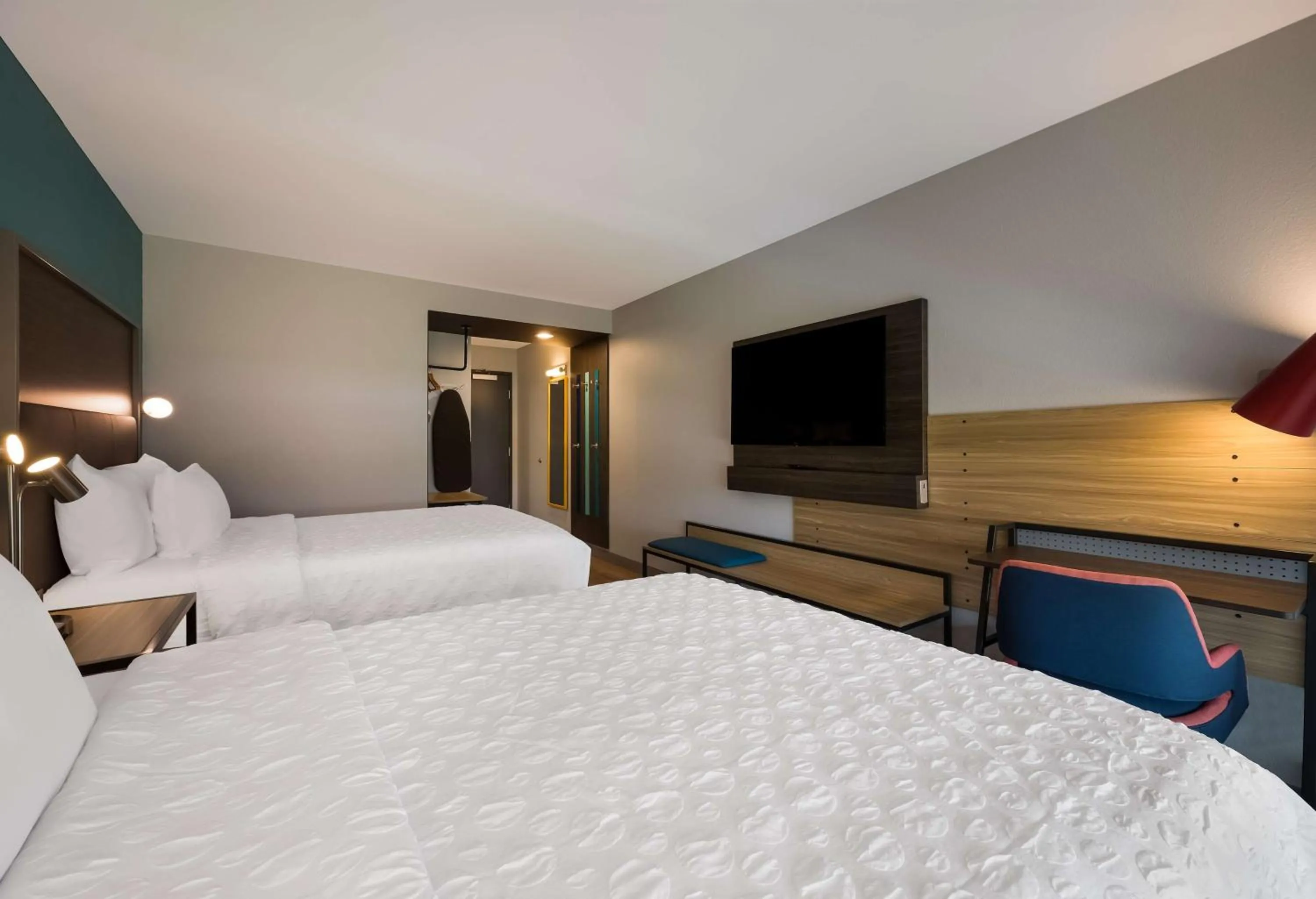 Bedroom, Bed in Tru By Hilton Novi Detroit