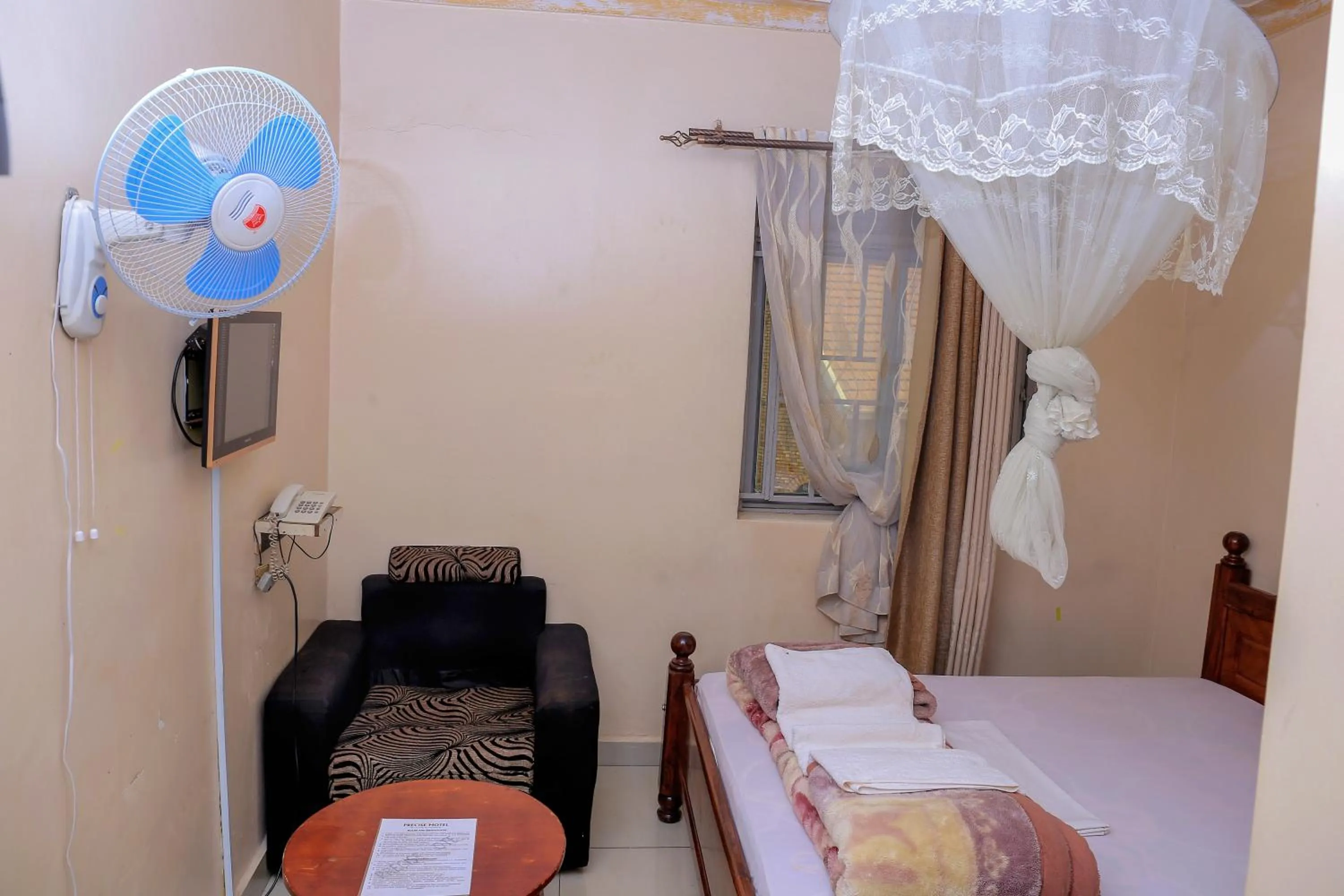 Photo of the whole room, Bed in Precise Motel