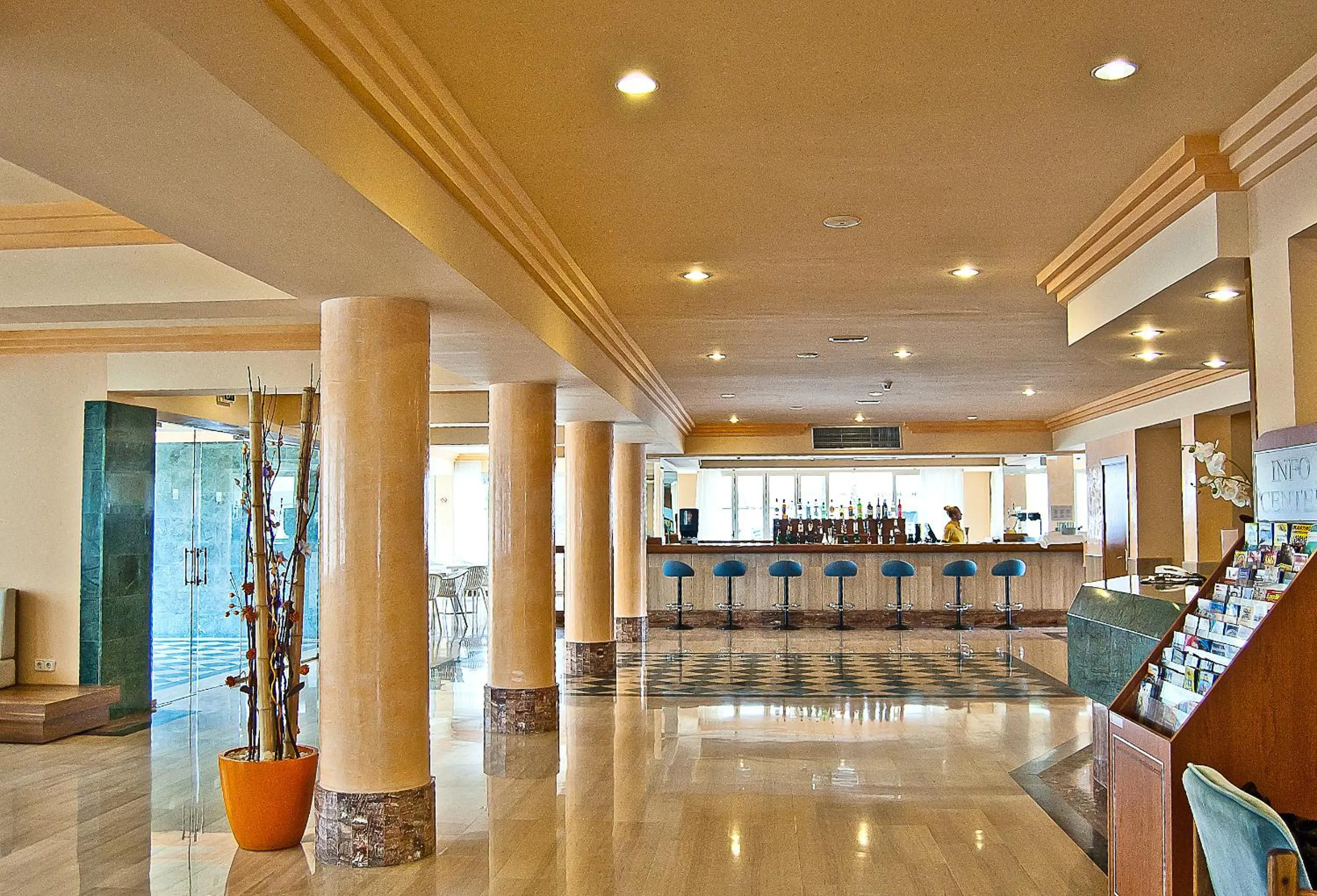 Restaurant/places to eat in BQ Sarah -Adults Only