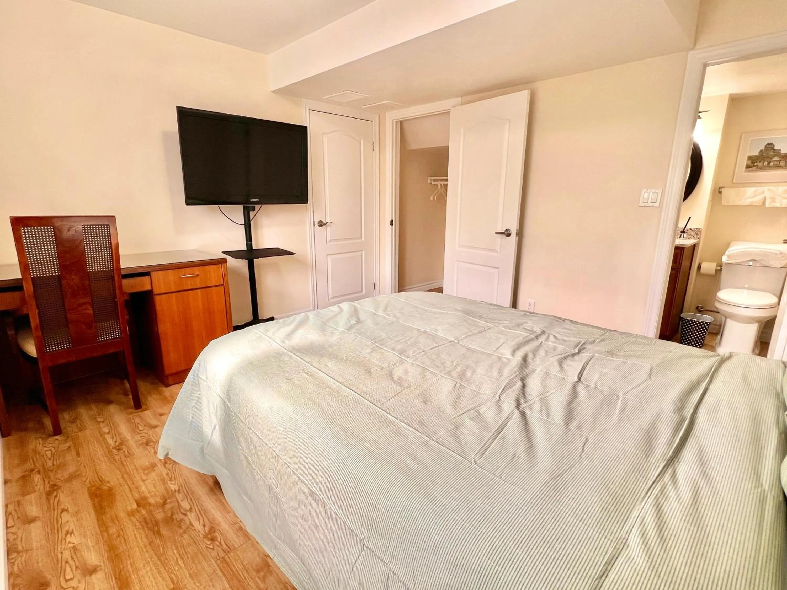 Bed in Cozy Home in Richmond Hill with Free Parking