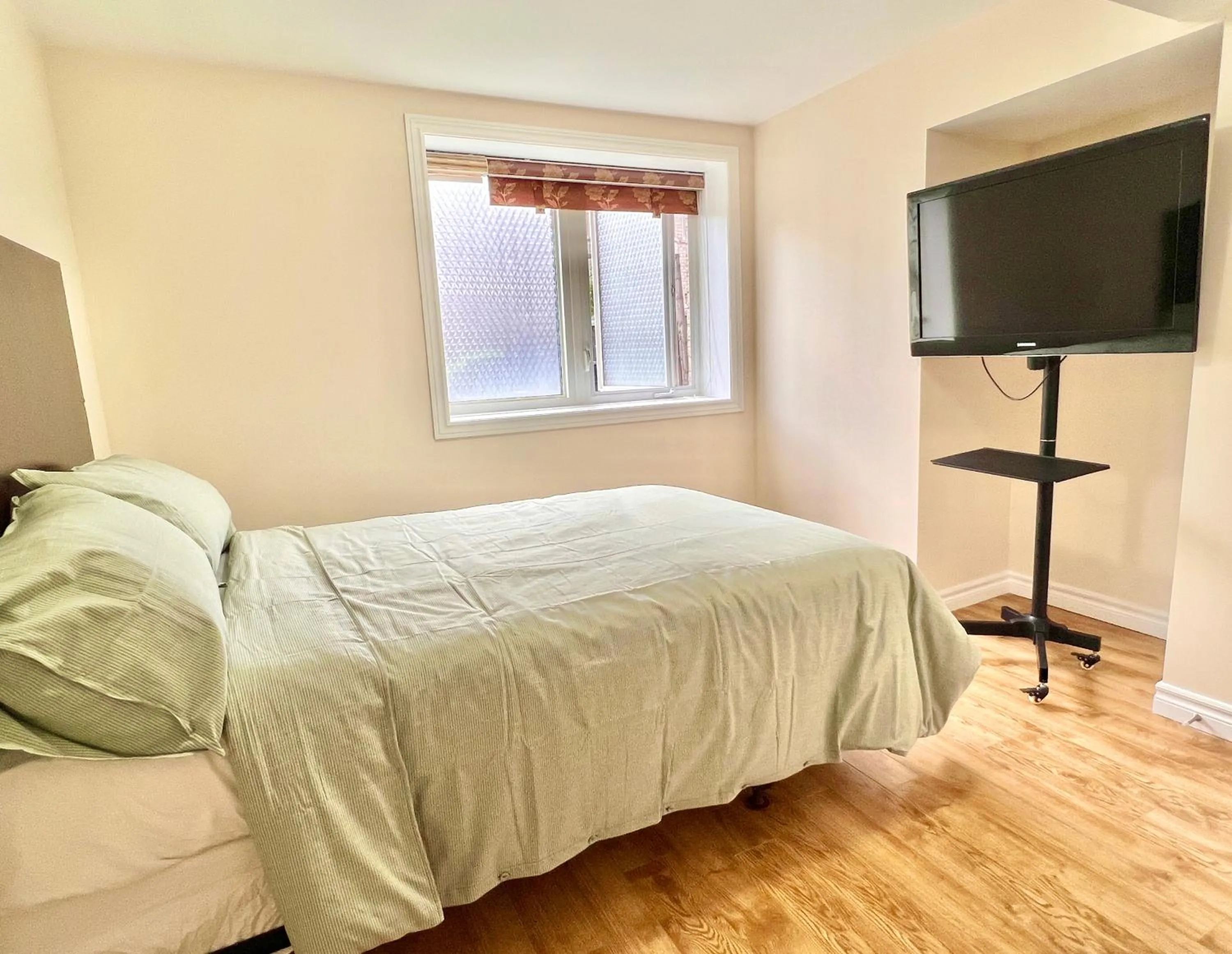 Bed in Cozy Home in Richmond Hill with Free Parking