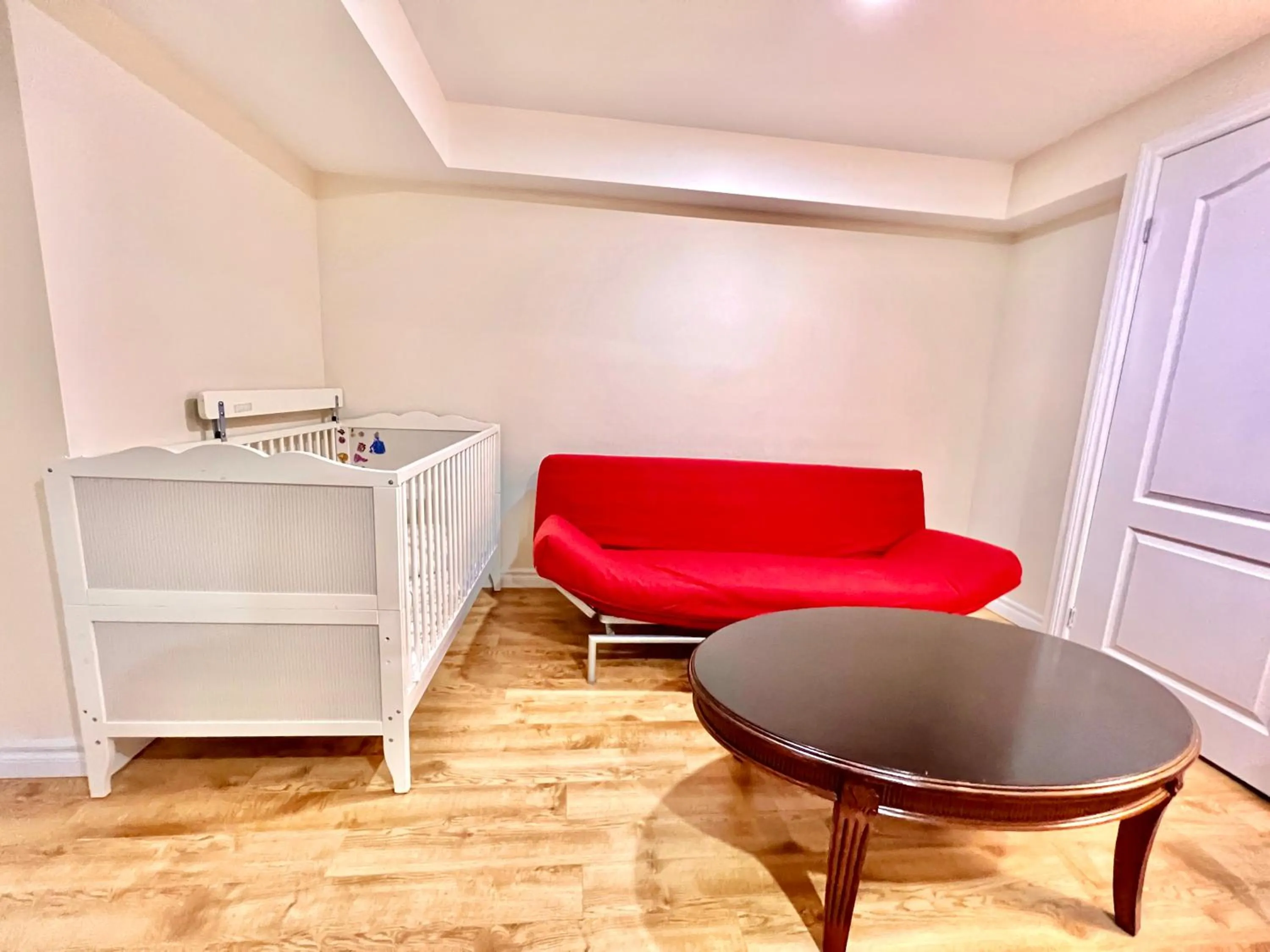 Seating area in Cozy Home in Richmond Hill with Free Parking