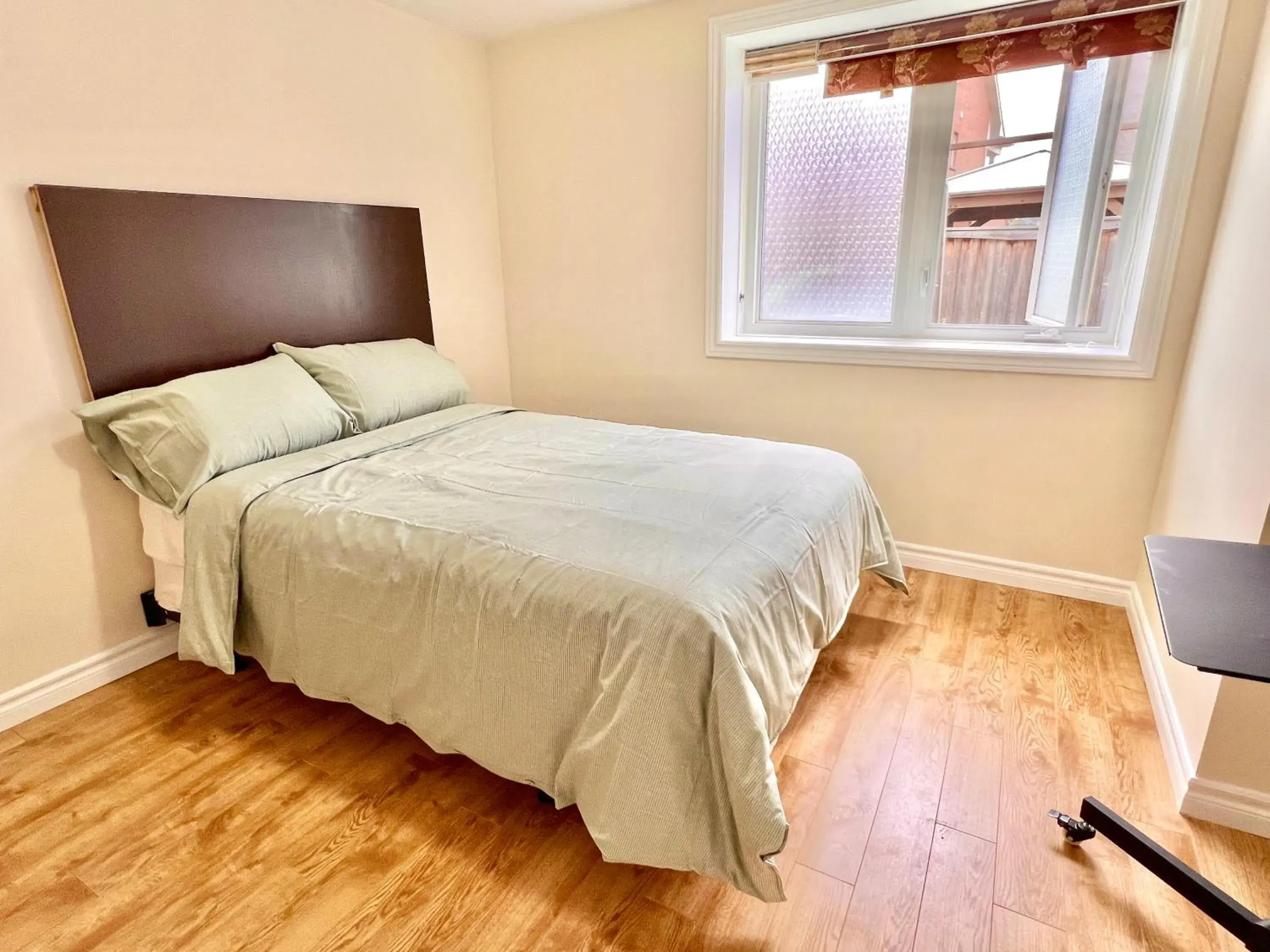 Standard Double Room with Shared Bathroom in Cozy Home in Richmond Hill with Free Parking Standard Double Room with Shared Bathroom in Cozy Home in Richmond Hill with Free Parking