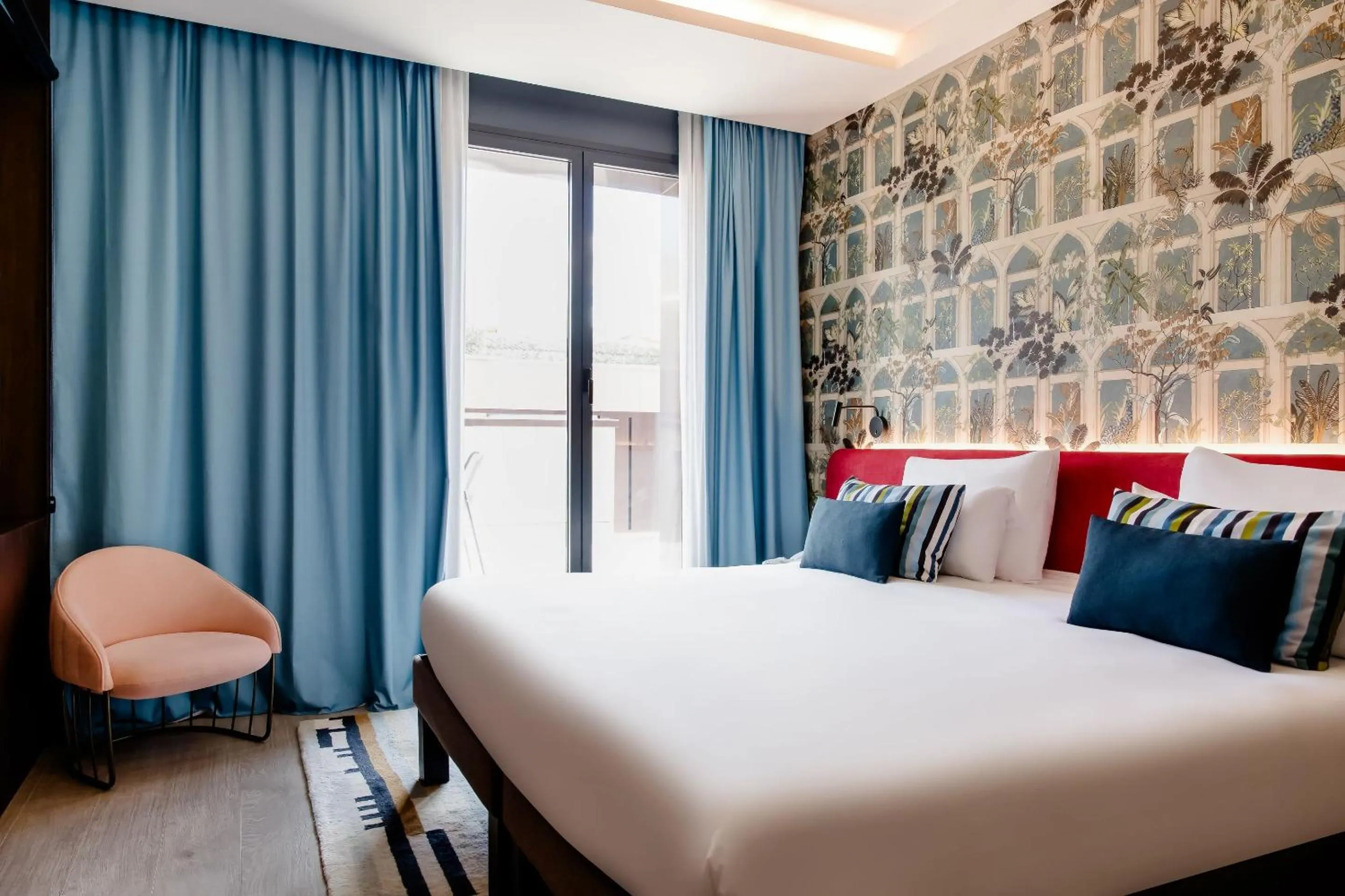 Property building, Bed in Motel One Madrid-Plaza de España