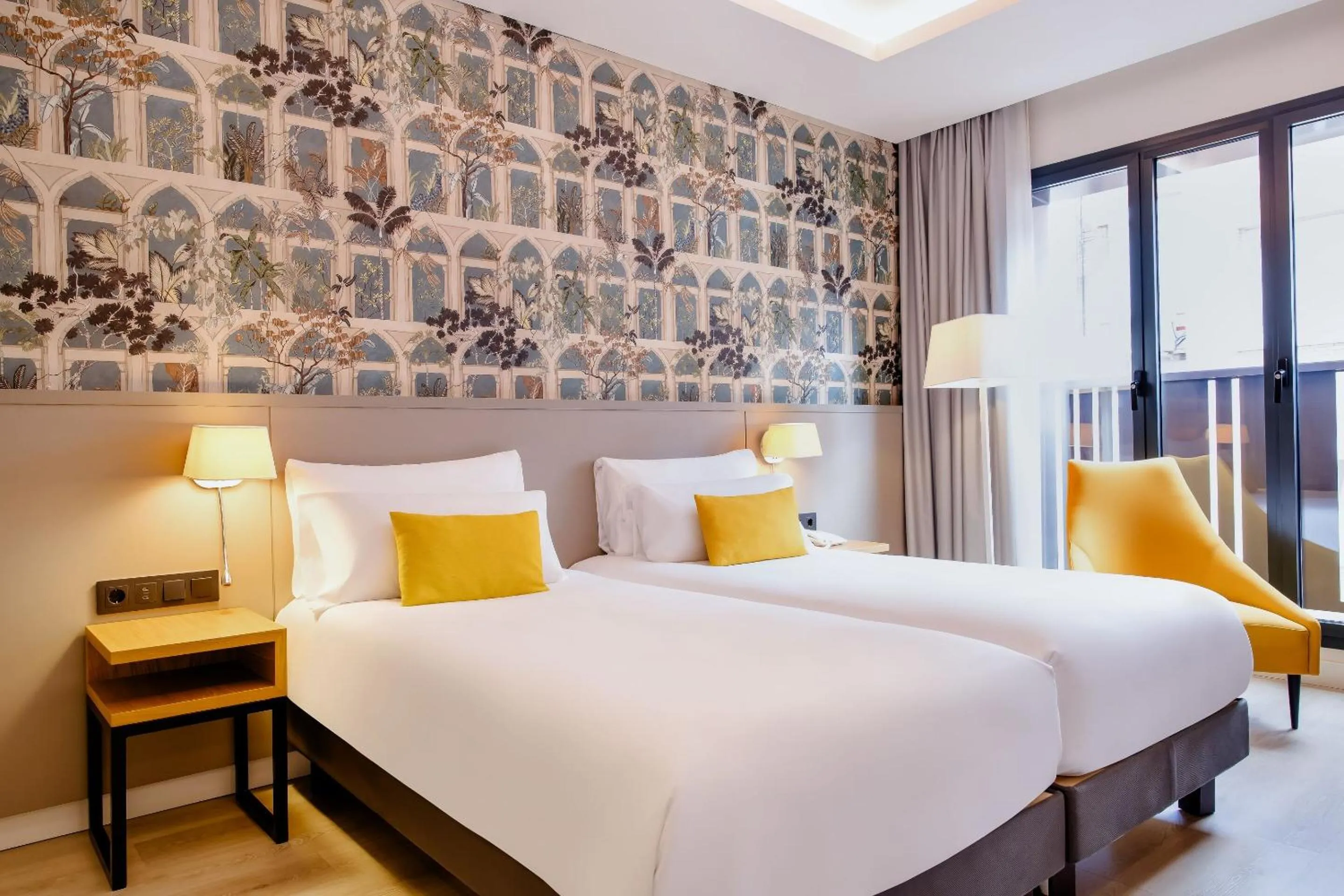 Property building, Bed in Motel One Madrid-Plaza de España