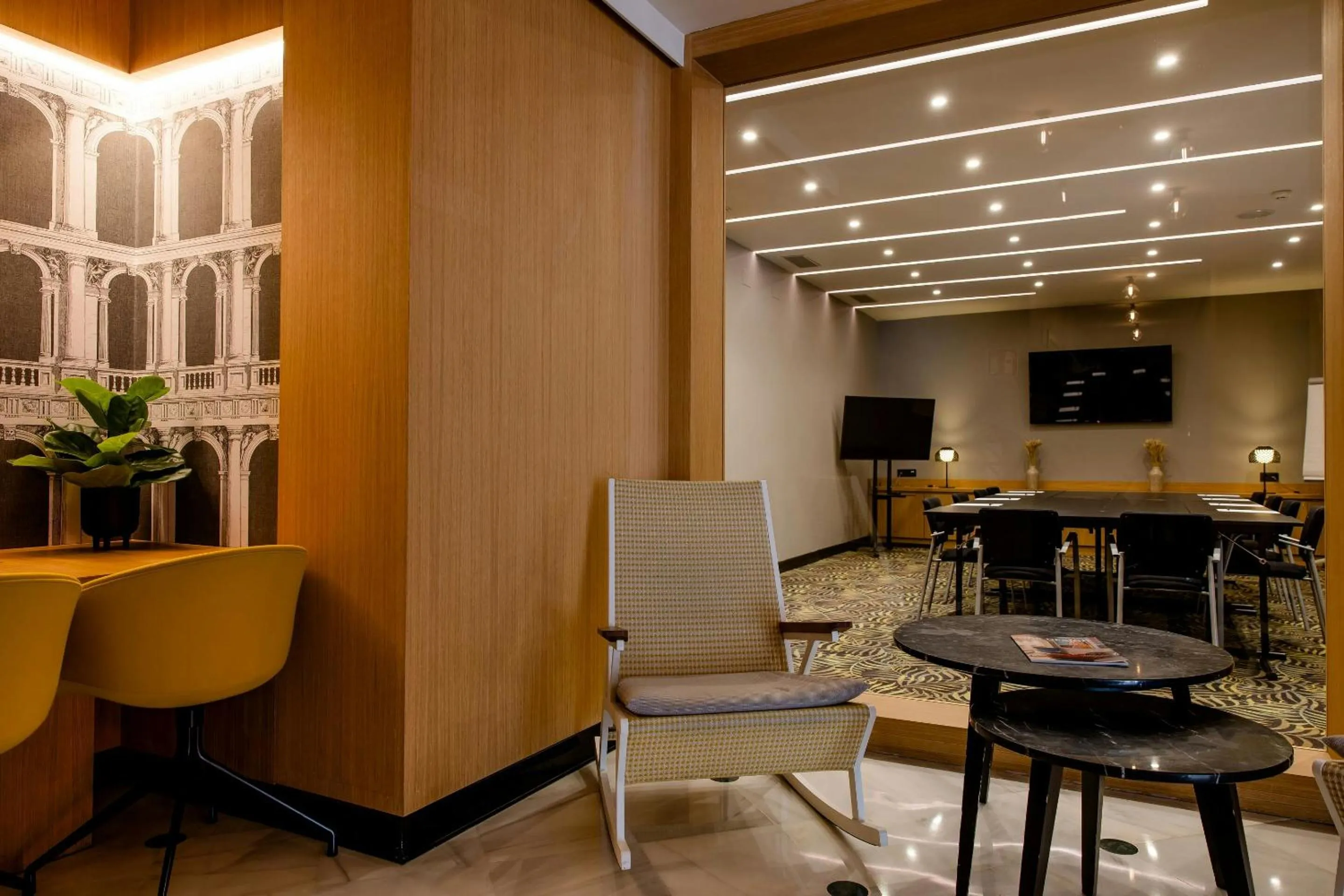 Meeting/conference room in Motel One Madrid-Plaza de España