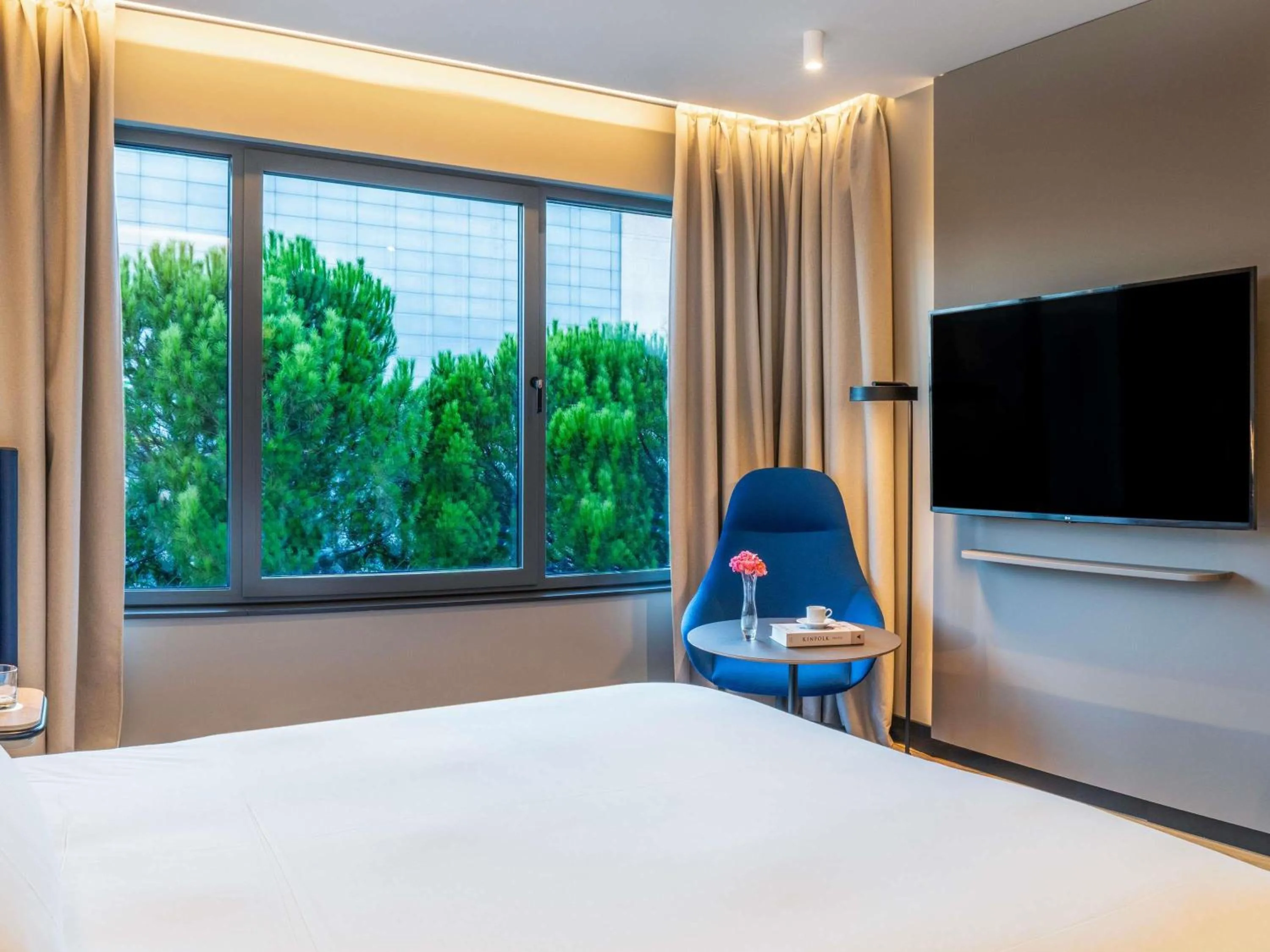 Bedroom, Bed in Pullman Madrid Airport & Feria