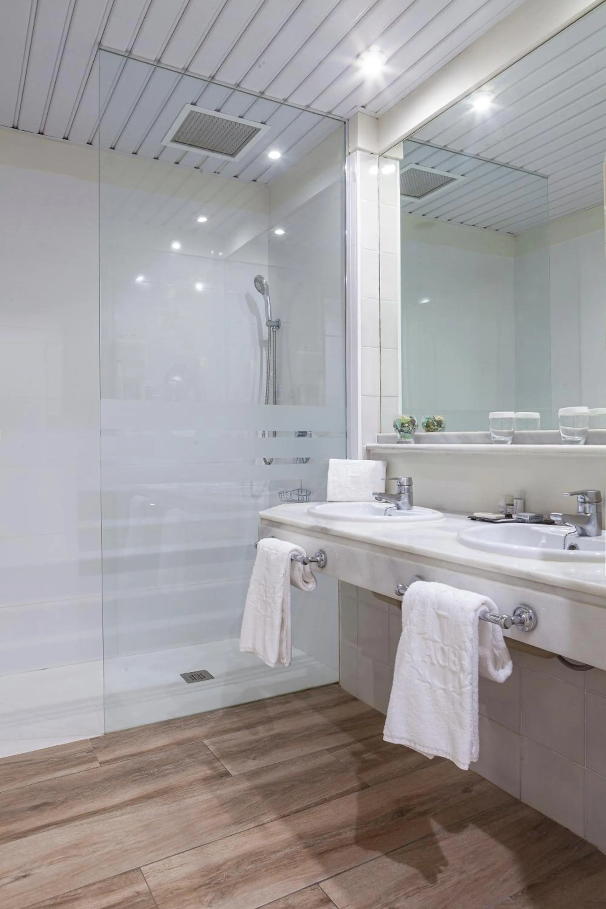 Bathroom in Hotel Jerez & Spa