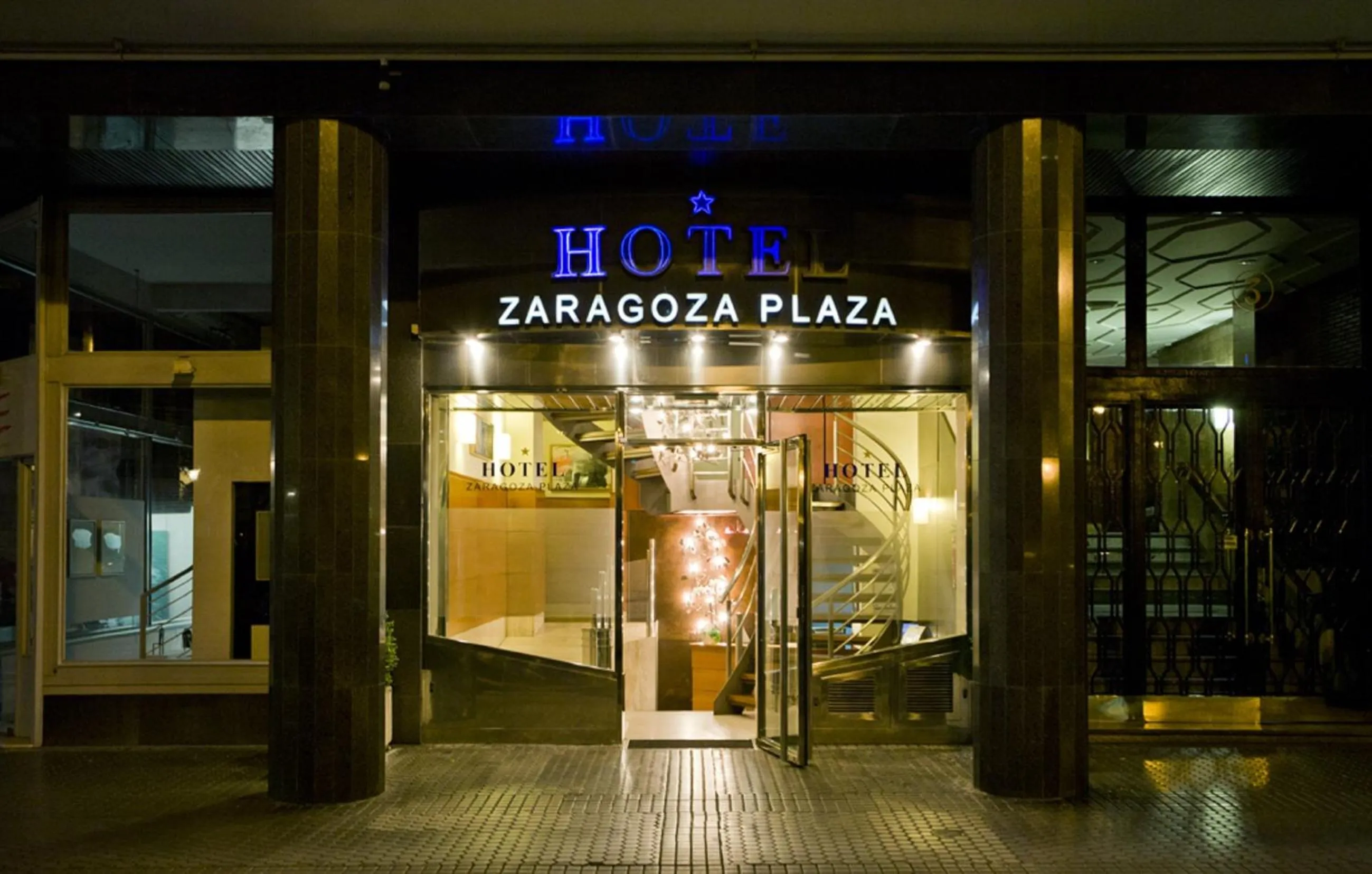 Facade/entrance in Hotel Zaragoza Plaza