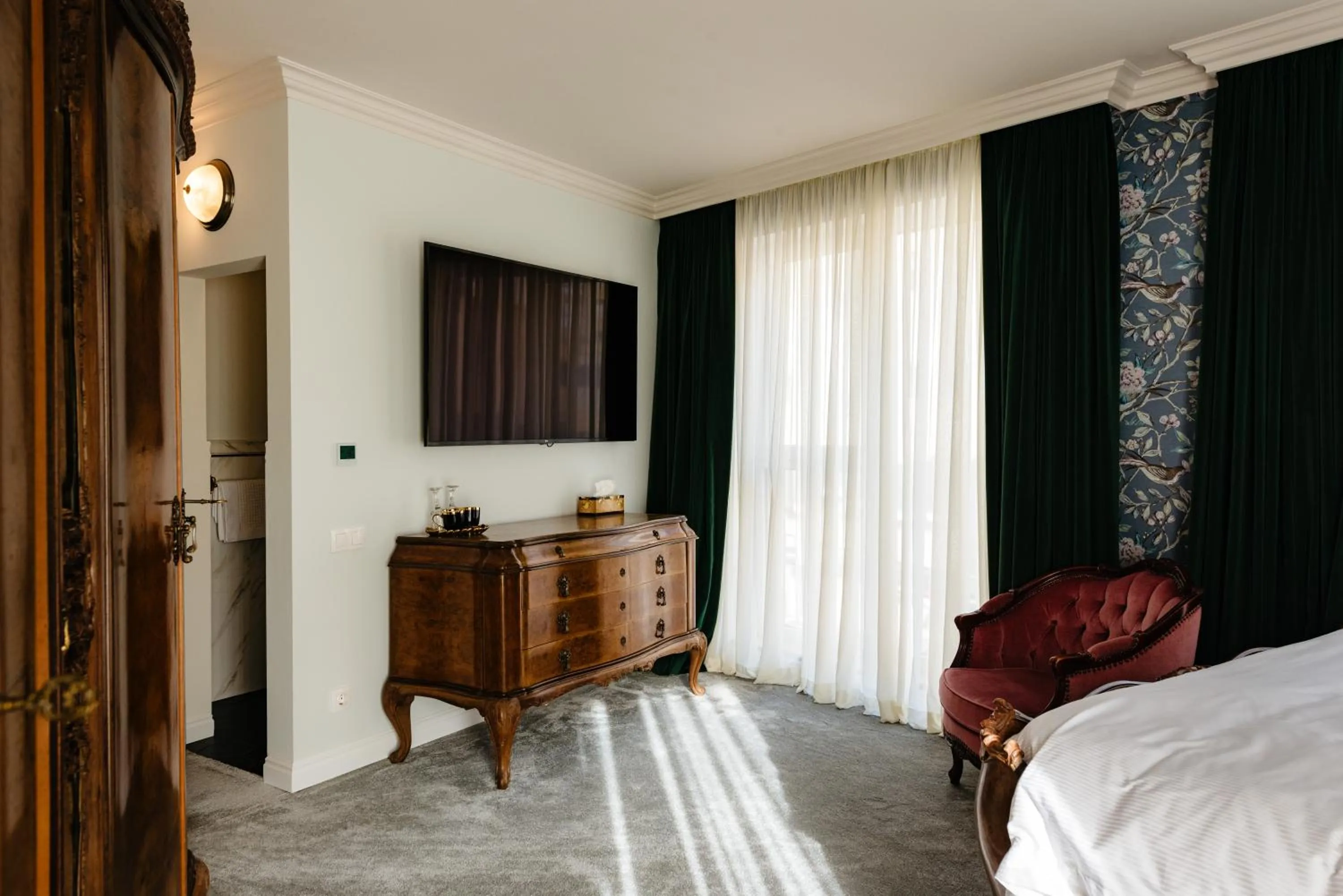 TV and multimedia, Bed in Ateneea Luxury Rooms