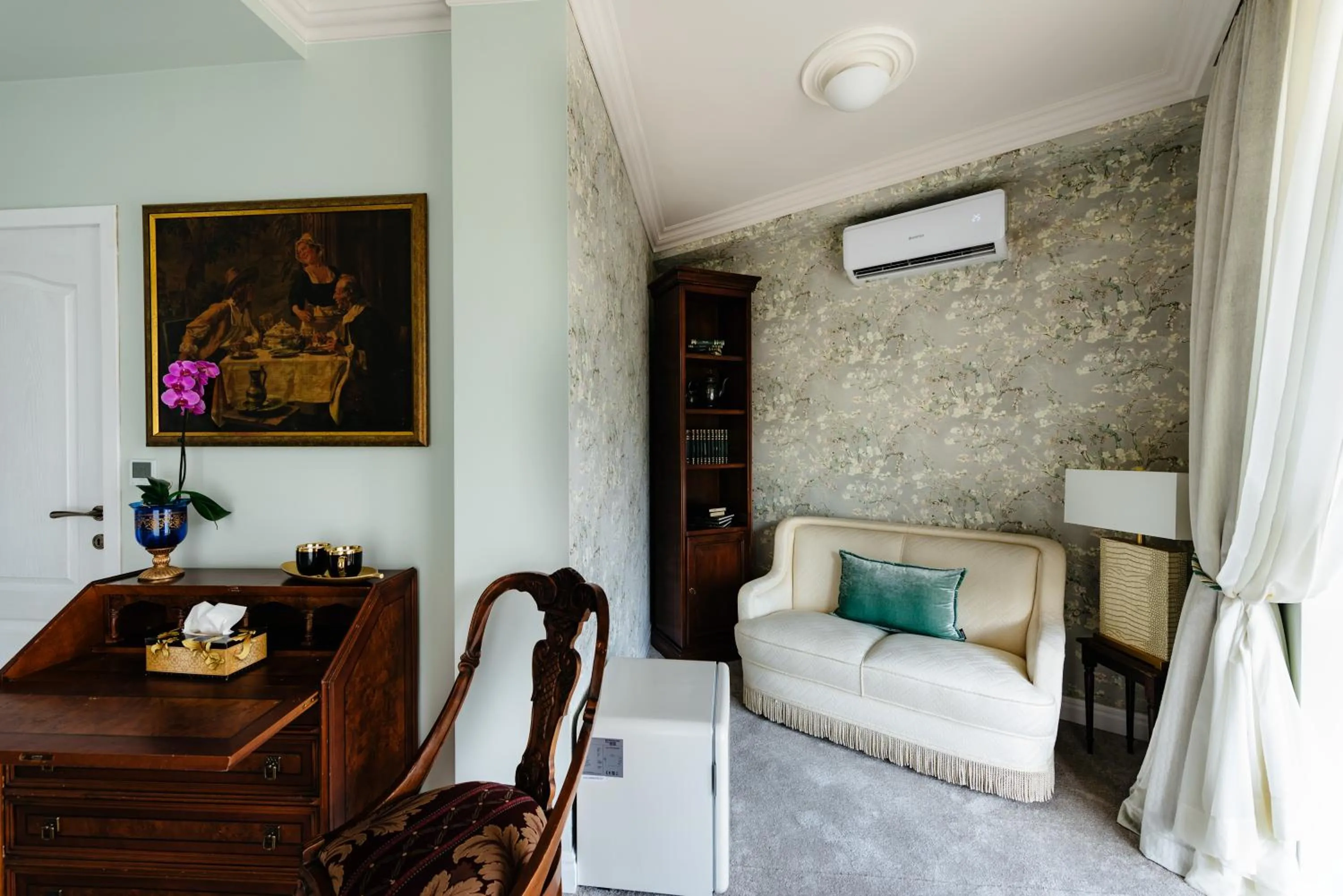 Seating area in Ateneea Luxury Rooms