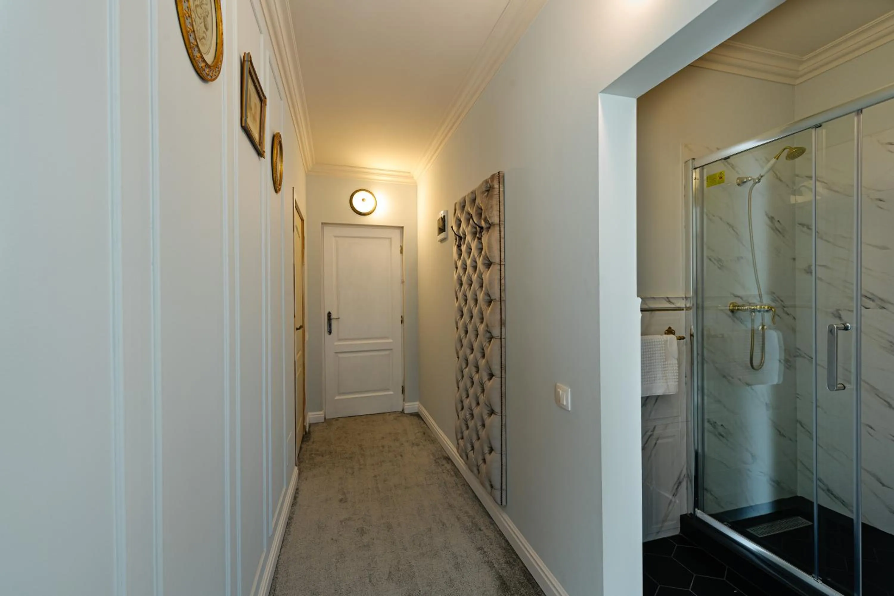 Shower in Ateneea Luxury Rooms