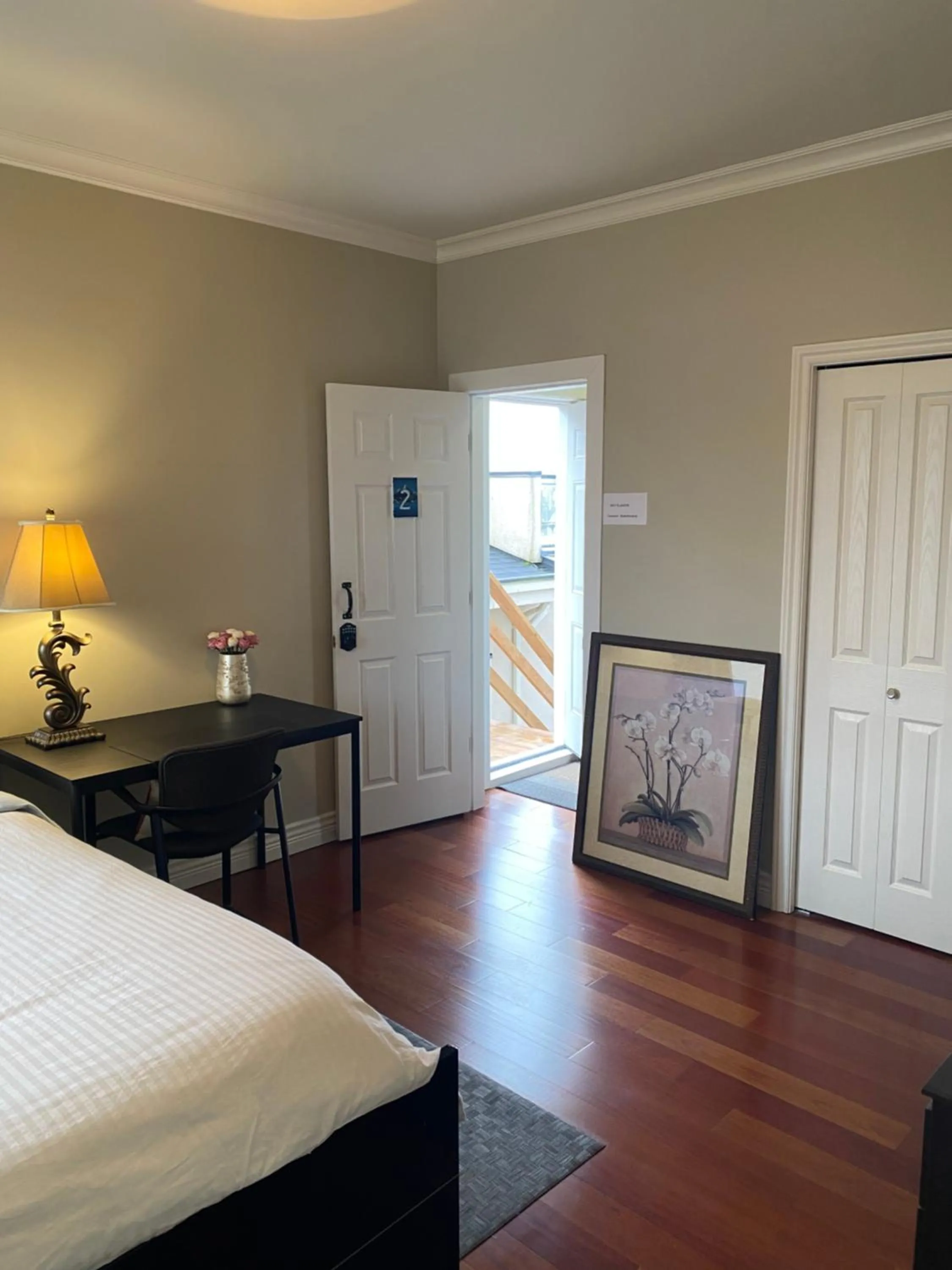 Bed in independent entrance cozy room with private bathroom close to YVR Richmond