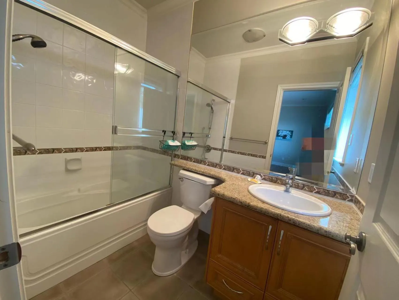 Shower in independent entrance cozy room with private bathroom close to YVR Richmond