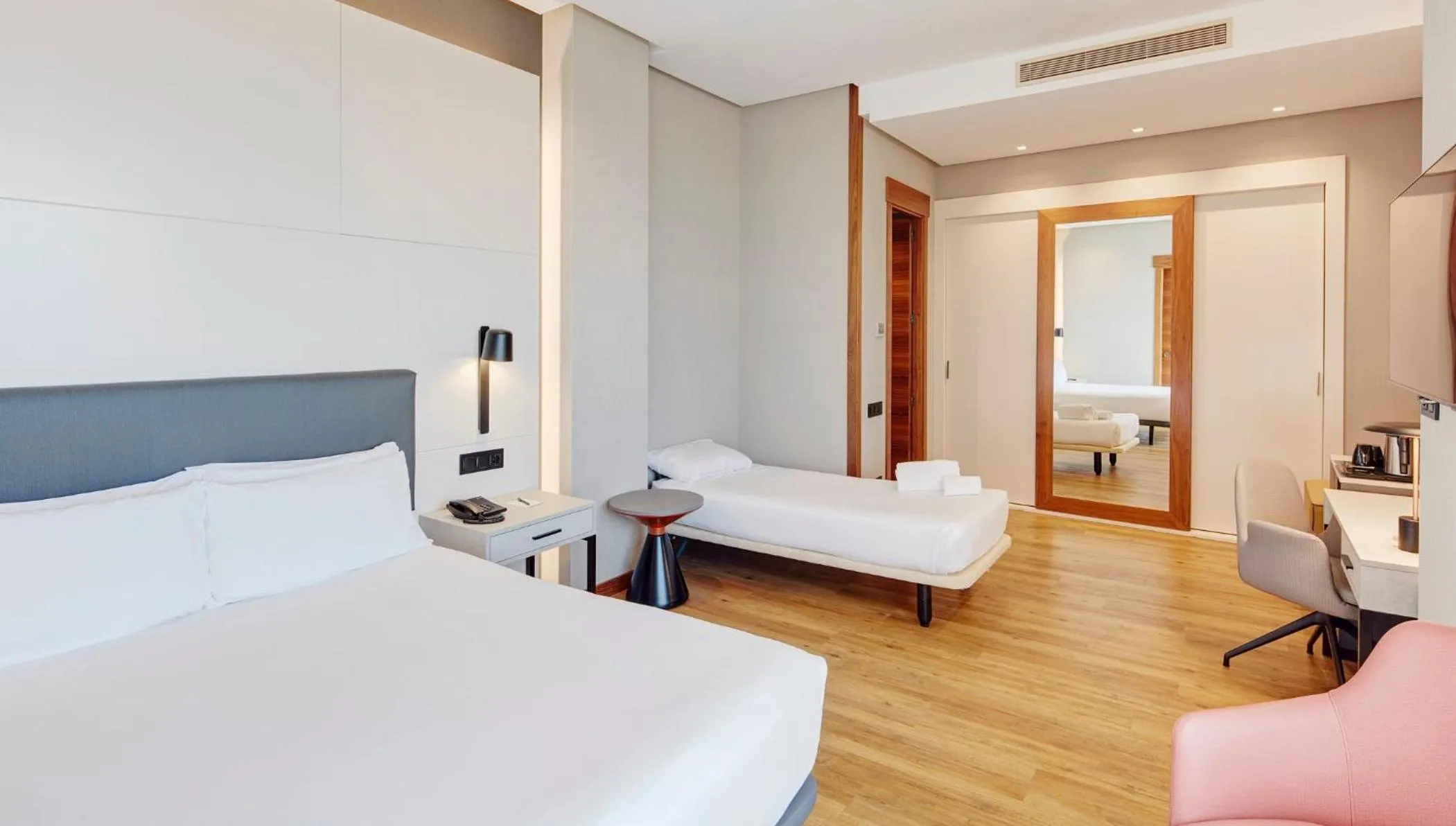 Photo of the whole room, Bed in Sercotel Sorolla Palace