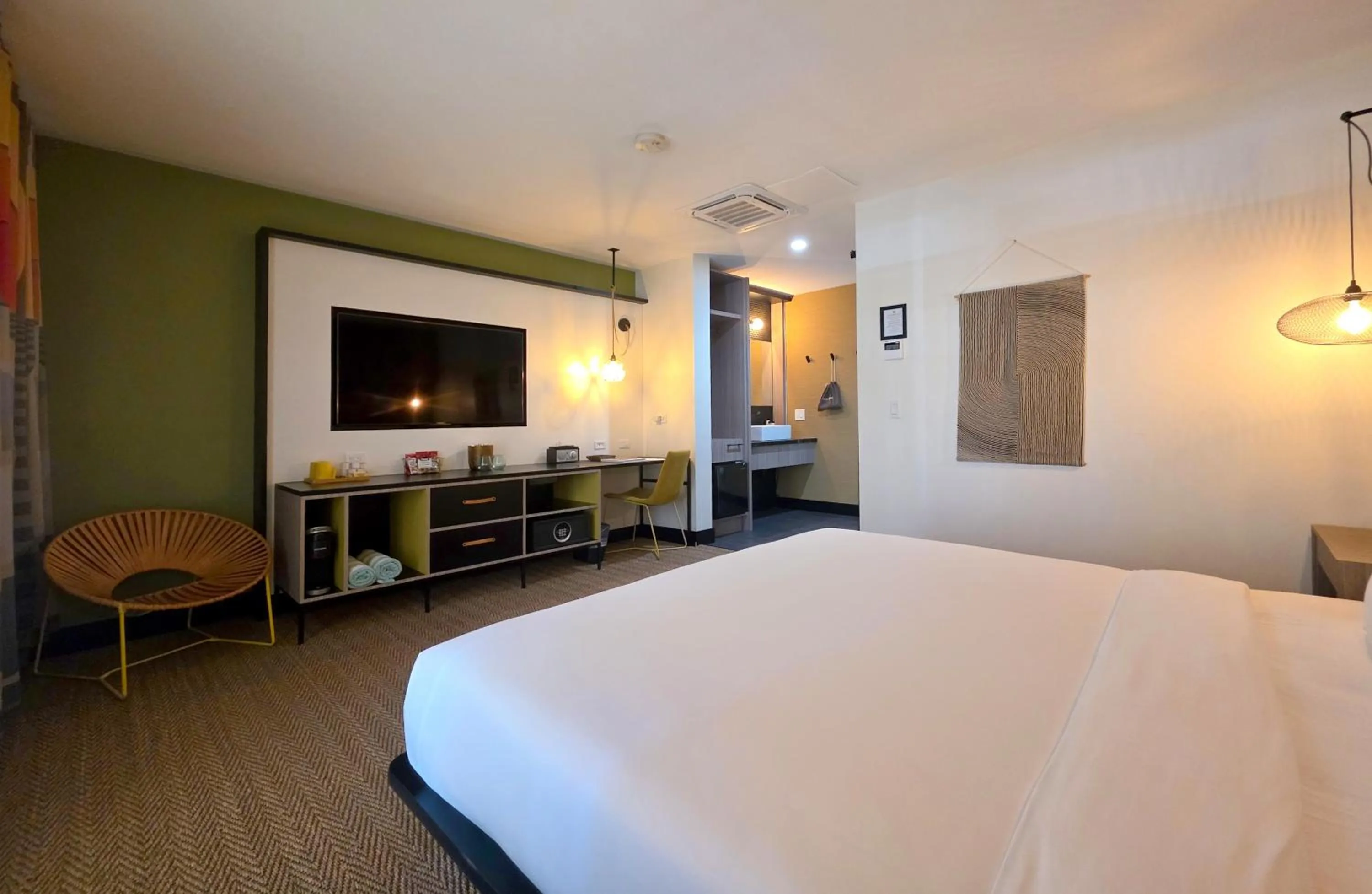 Bedroom, Bed in Mahala - 21 and Over