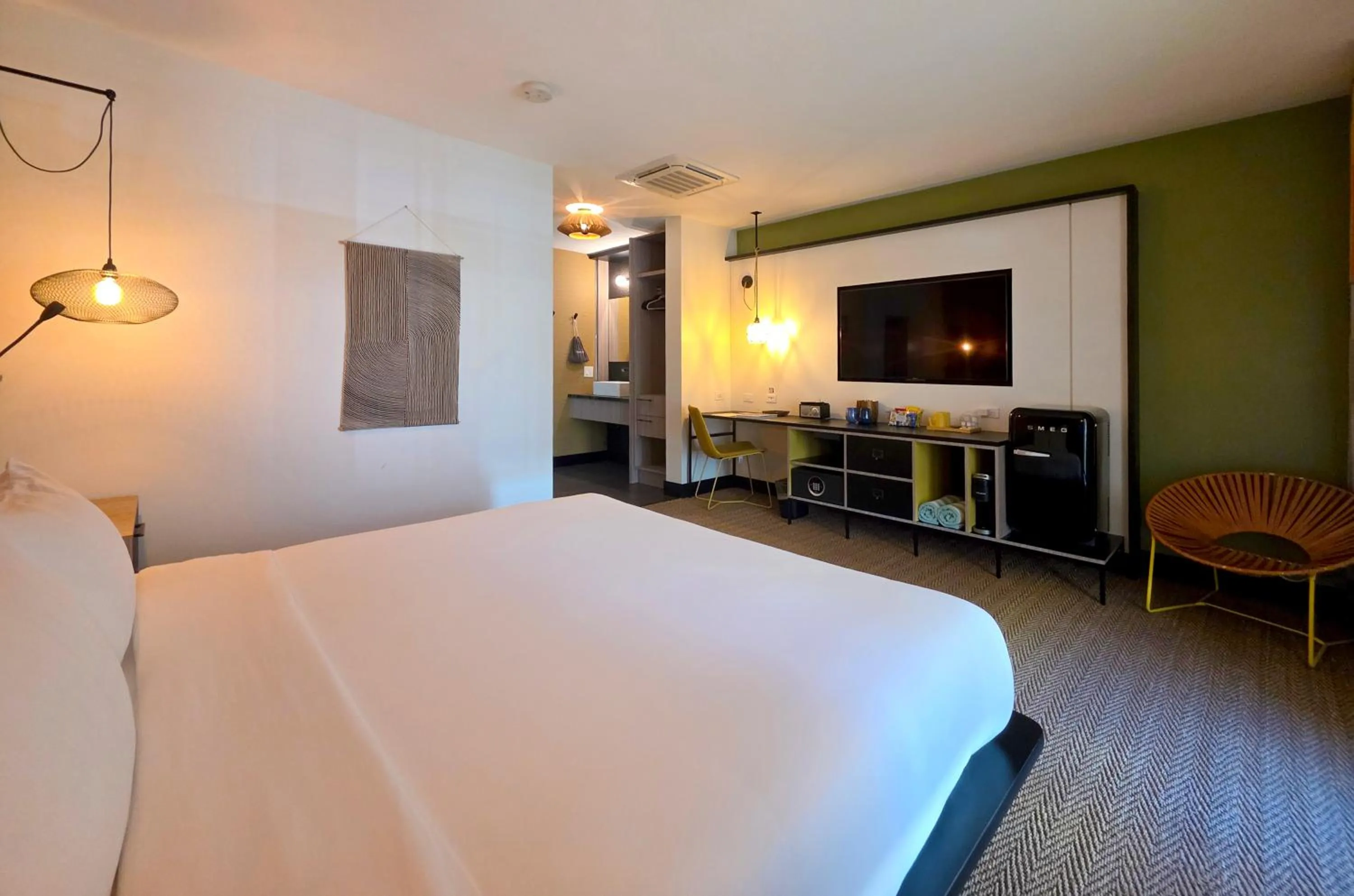 Bedroom, Bed in Mahala - 21 and Over