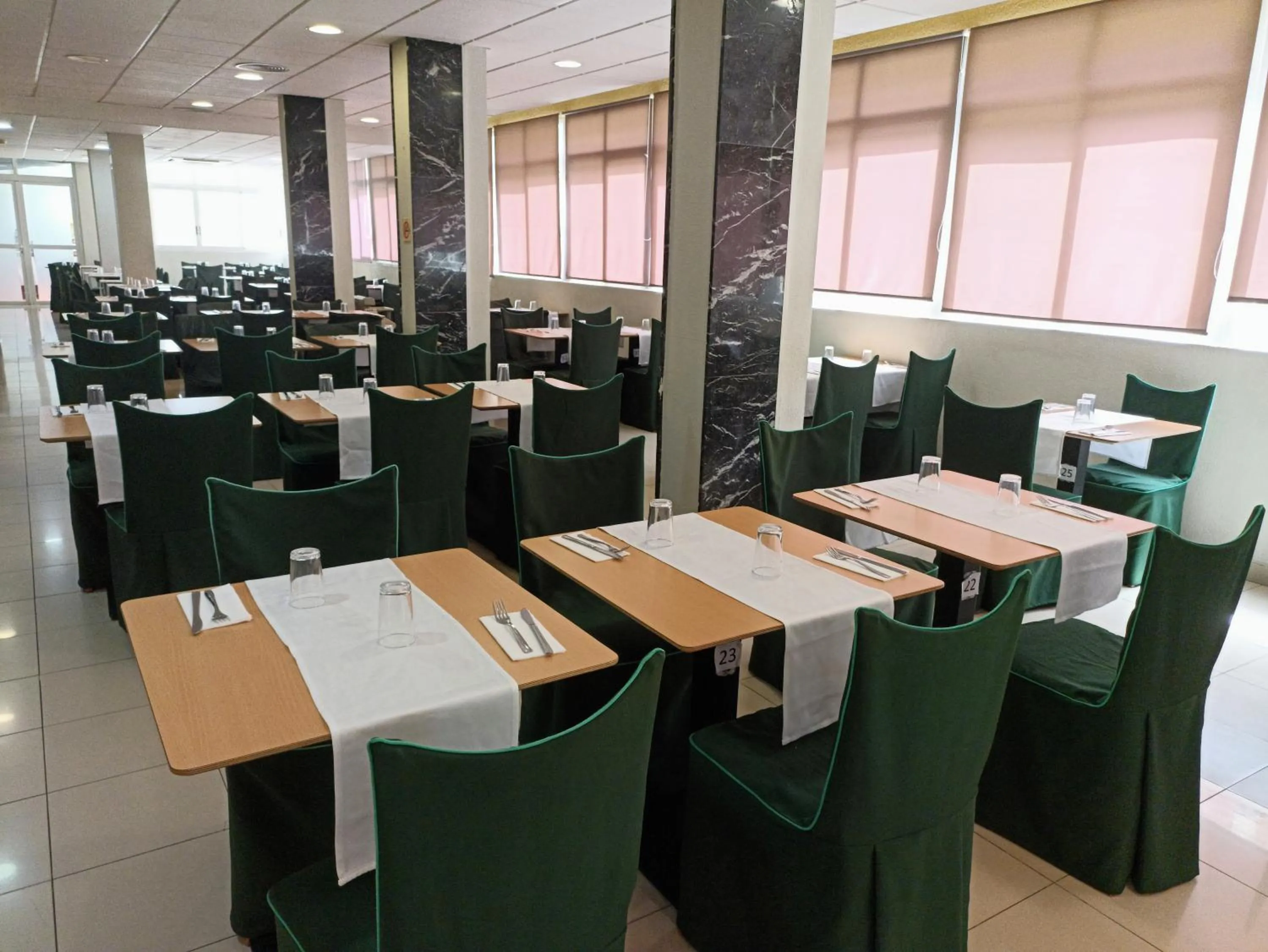 Restaurant/places to eat in Hotel Joya