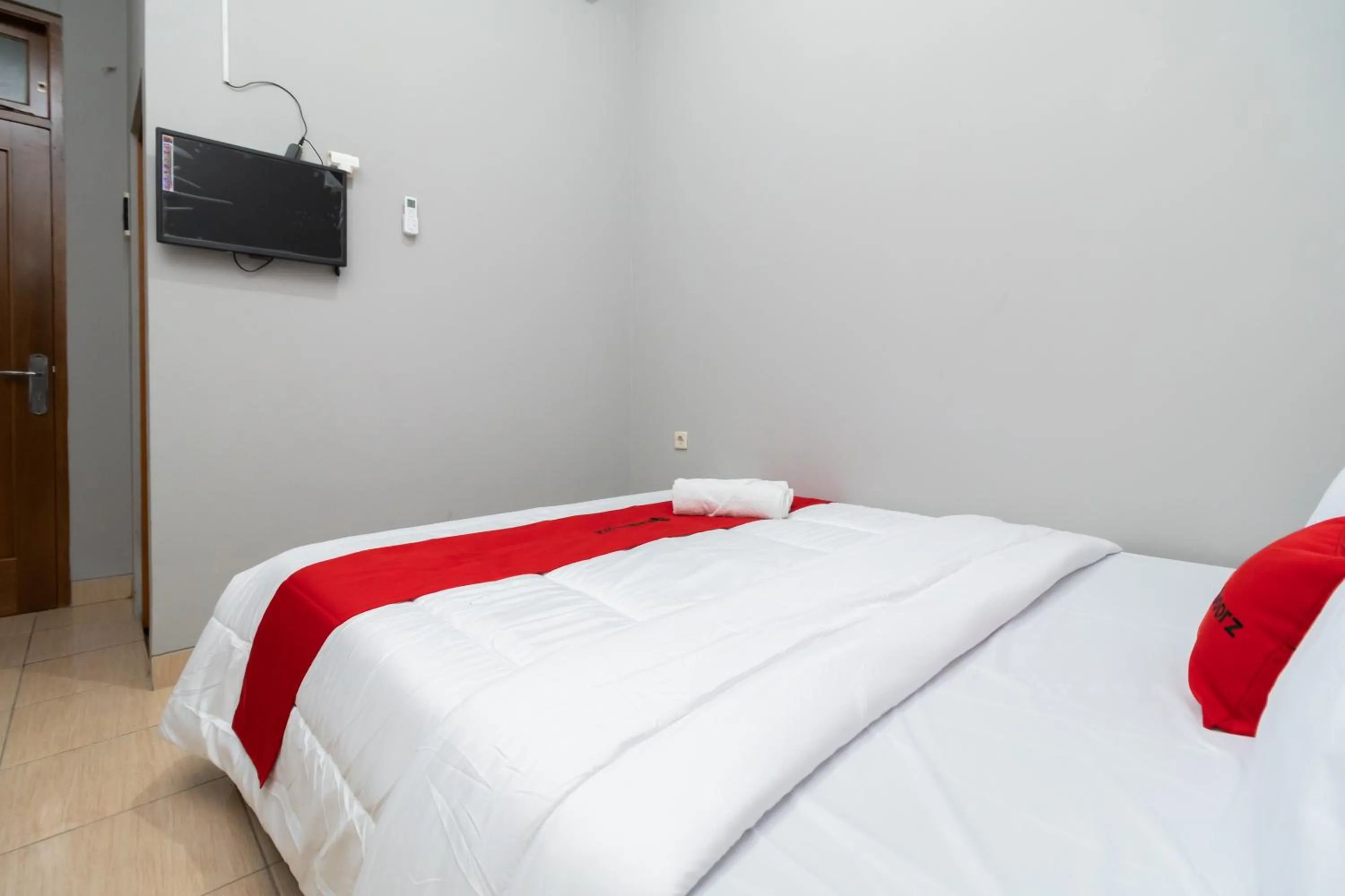 Bedroom, Bed in RedDoorz near RS Sari Asih Cipondoh