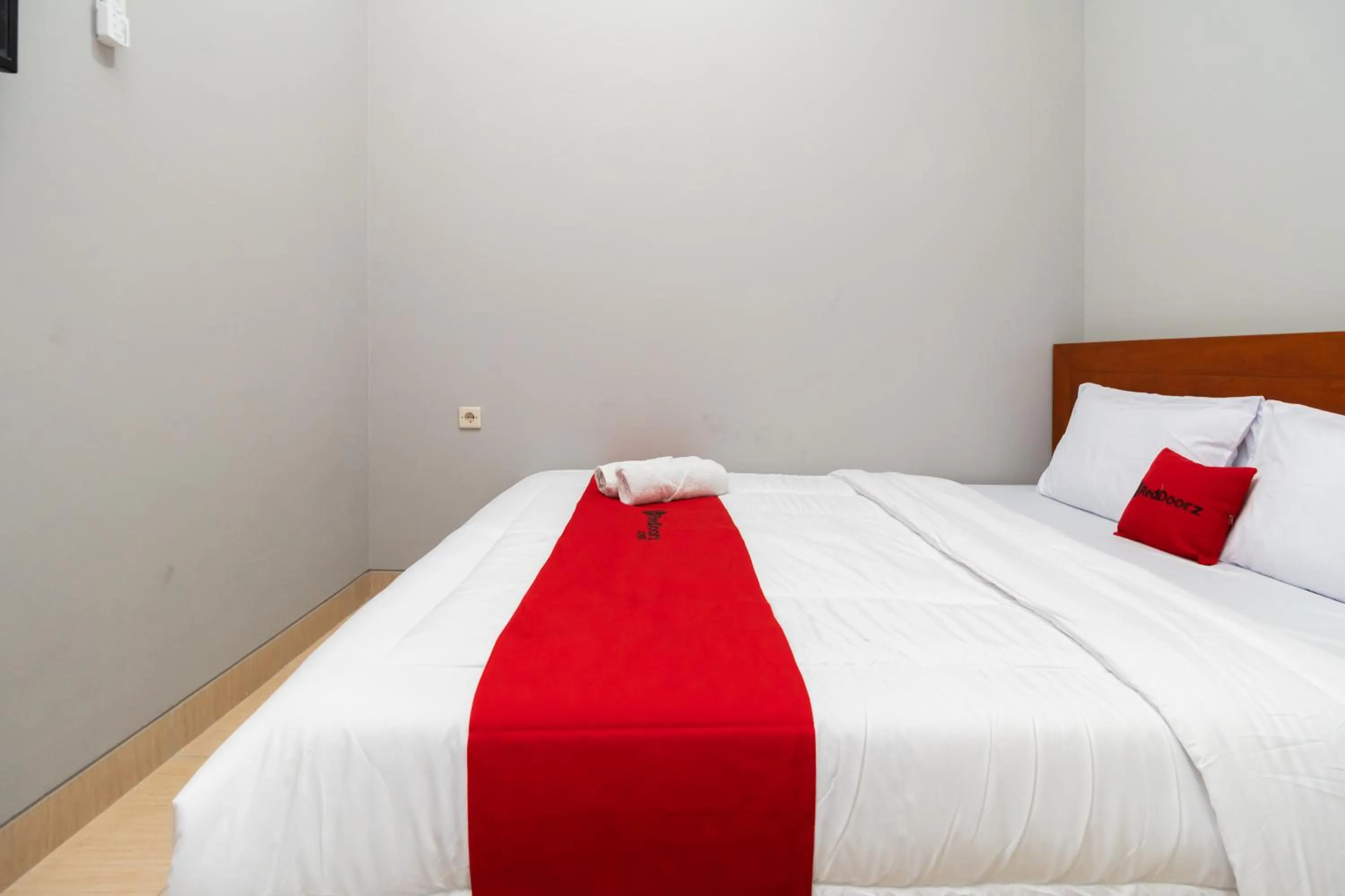 Bedroom, Bed in RedDoorz near RS Sari Asih Cipondoh