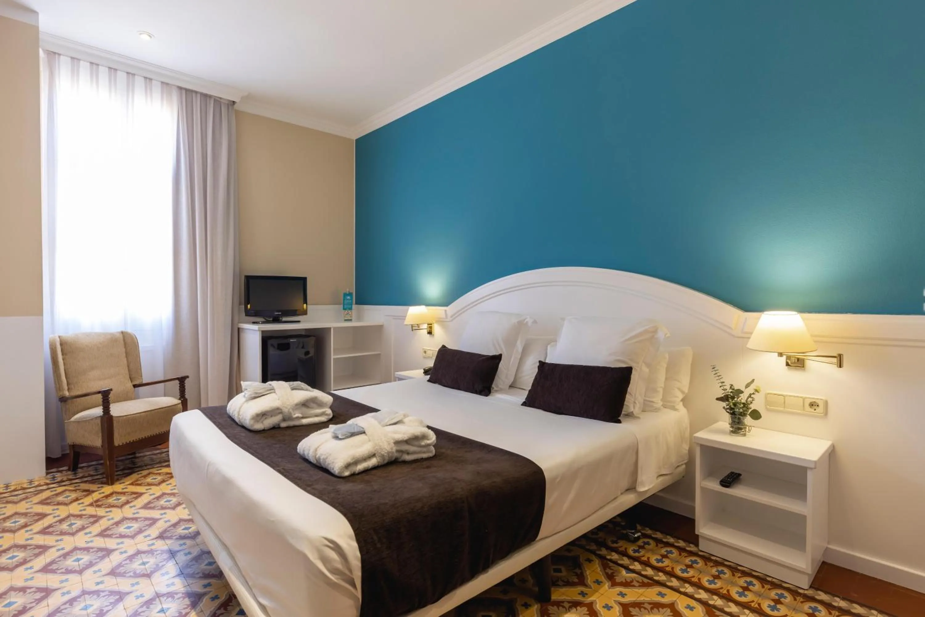 Photo of the whole room, Bed in 1881 Hotel Balneario Vichy Catalan