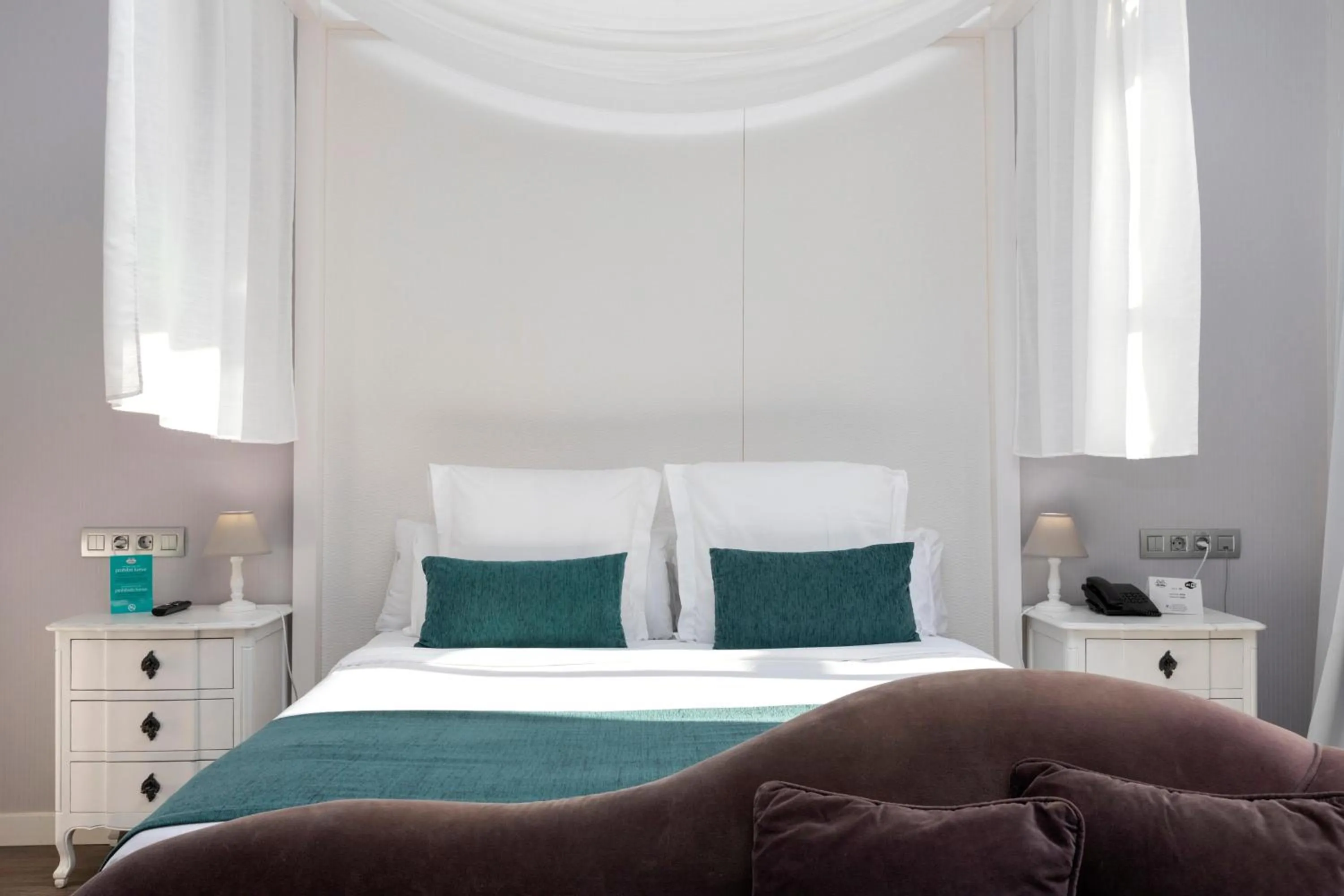 Photo of the whole room, Bed in 1881 Hotel Balneario Vichy Catalan