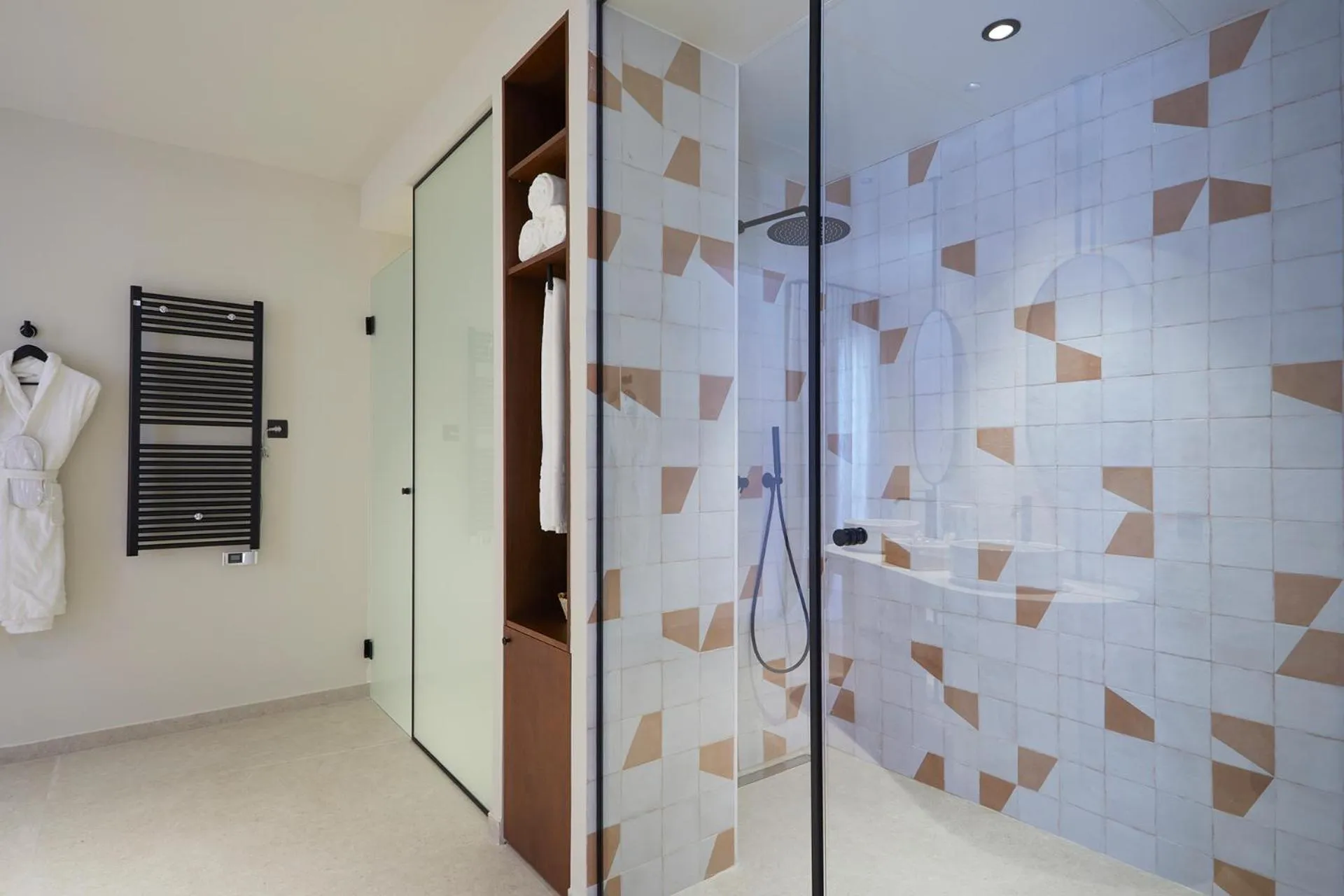 Shower in 1881 Hotel Balneario Vichy Catalan