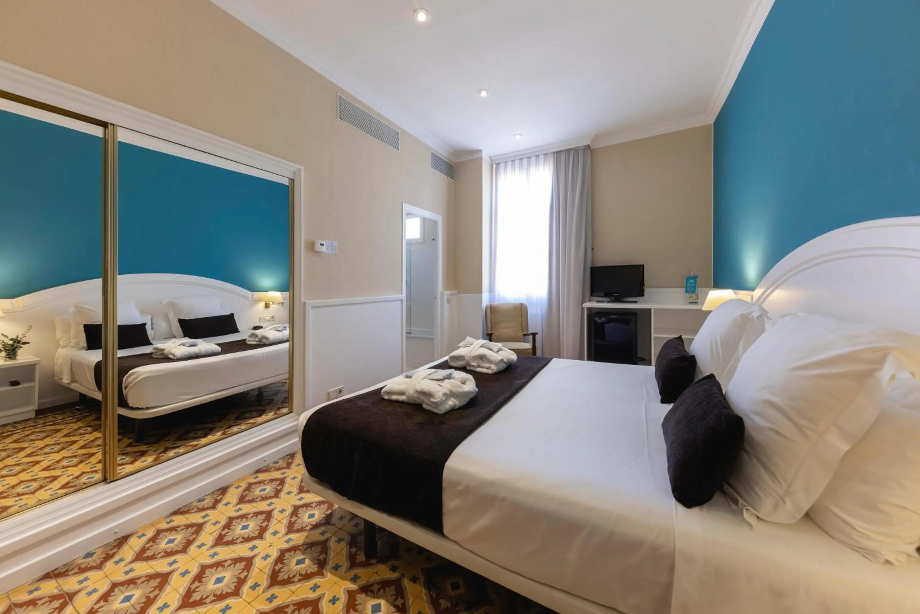 Photo of the whole room, Bed in 1881 Hotel Balneario Vichy Catalan