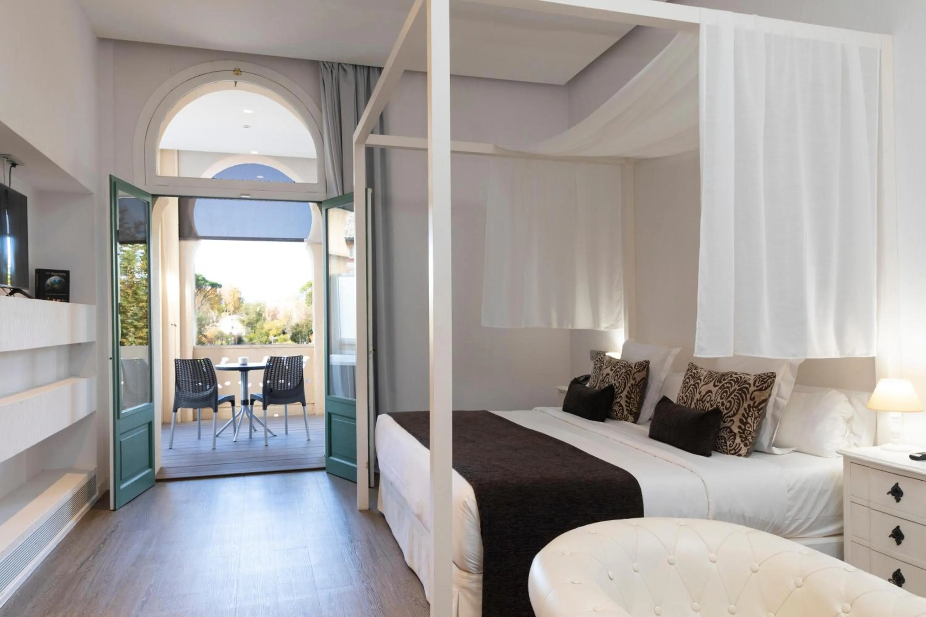 Photo of the whole room, Bed in 1881 Hotel Balneario Vichy Catalan