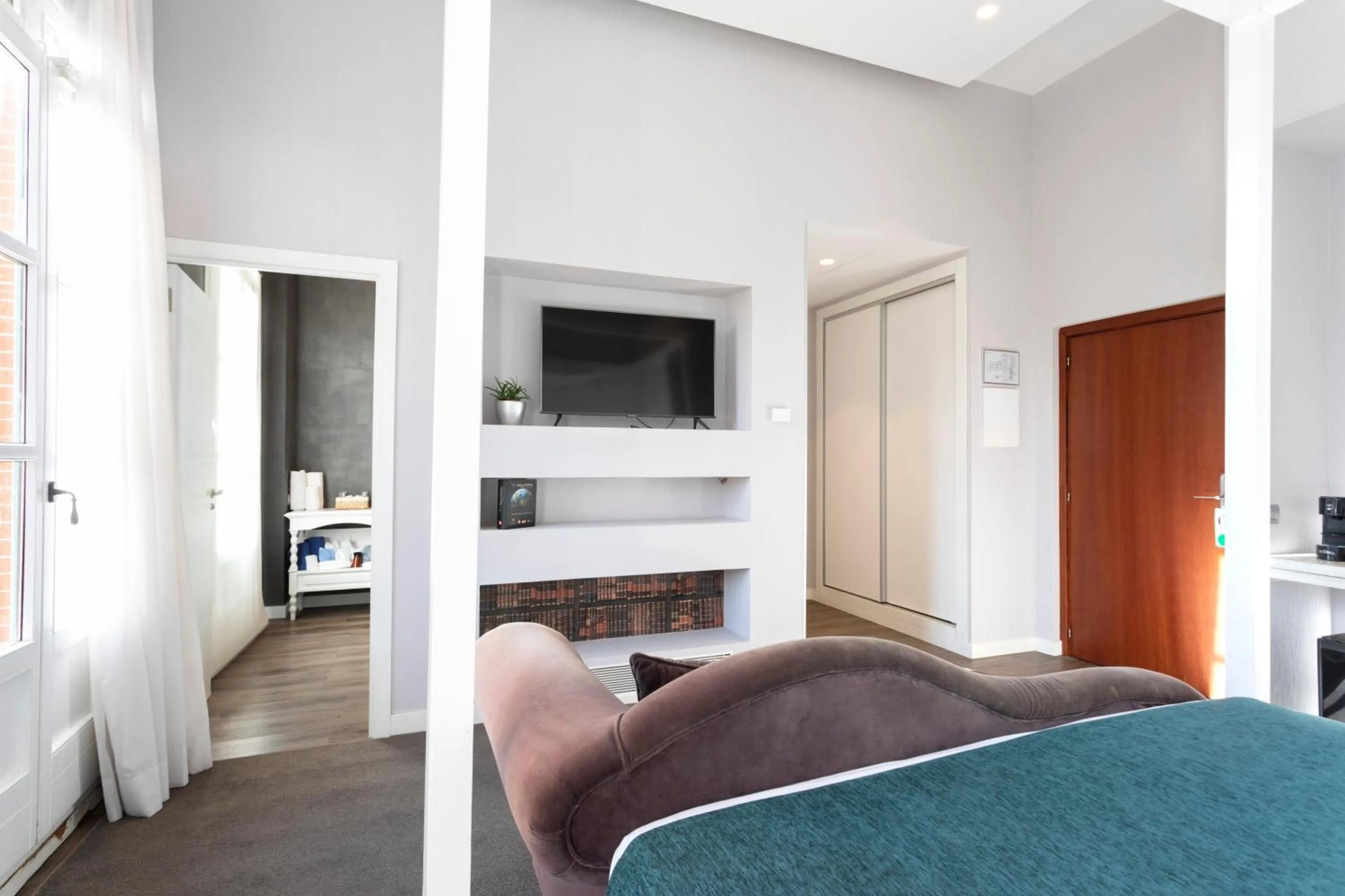 Photo of the whole room, Bed in 1881 Hotel Balneario Vichy Catalan