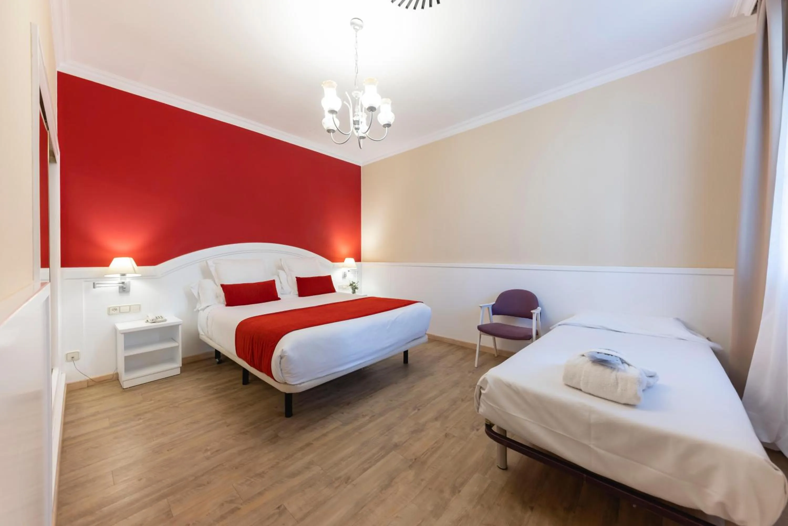 Photo of the whole room, Bed in 1881 Hotel Balneario Vichy Catalan