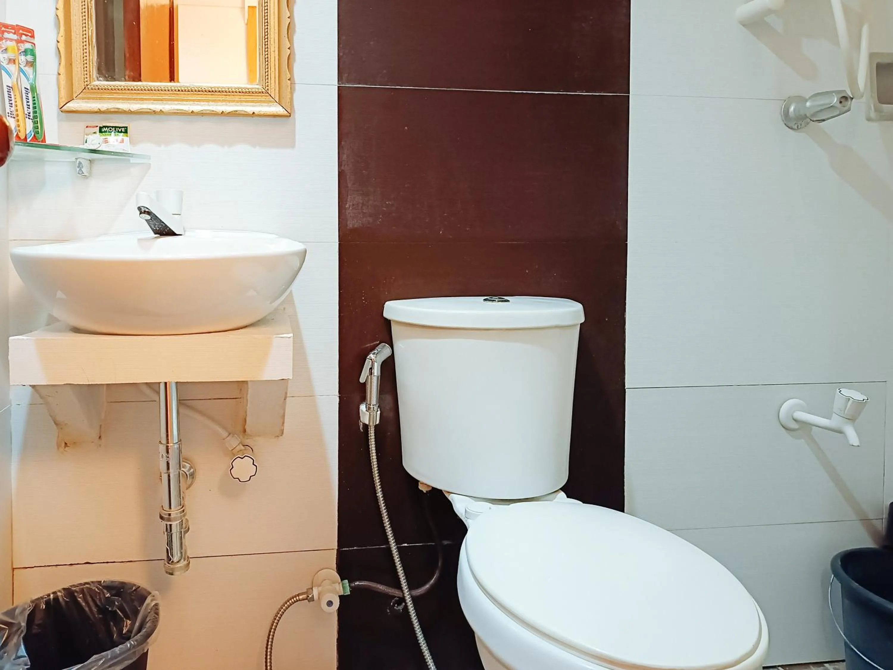 Toilet in Hotel Elinas and Restaurant