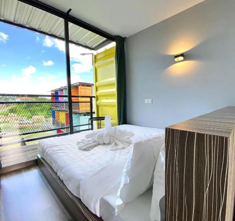 Queen Room in Boxinn The Kontena Home