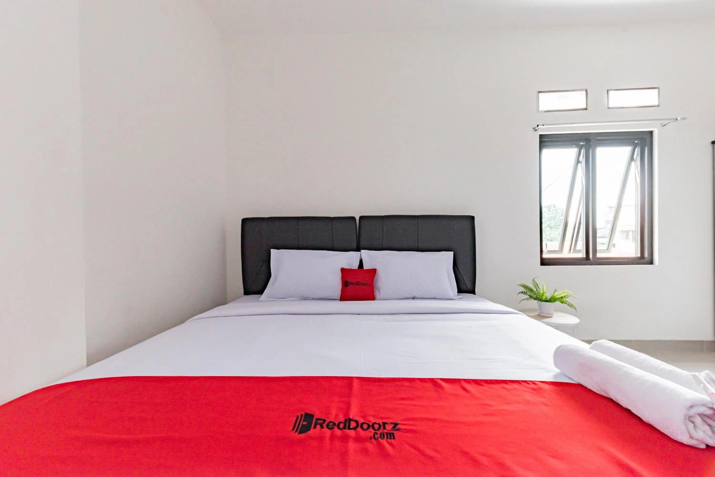 Bedroom, Bed in RedDoorz @ Suryakencana Bogor