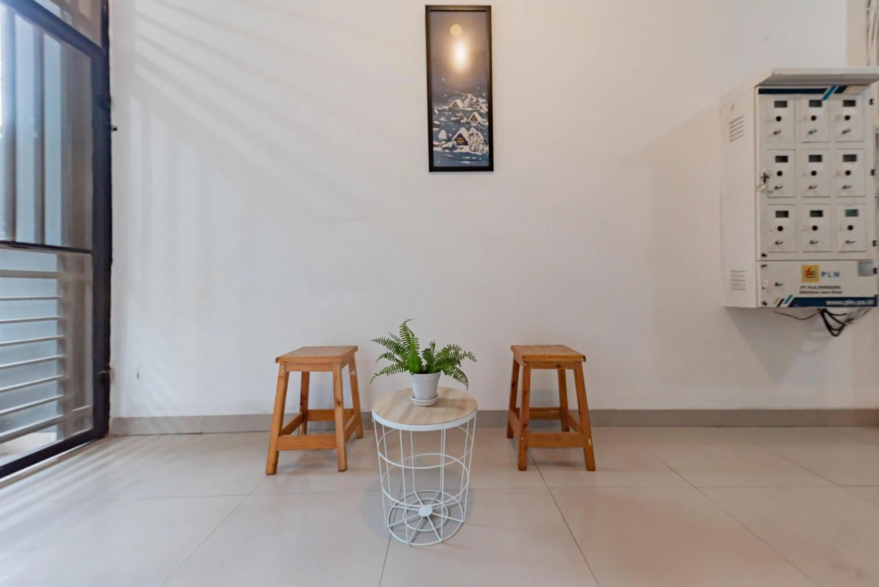 Seating area in RedDoorz @ Suryakencana Bogor