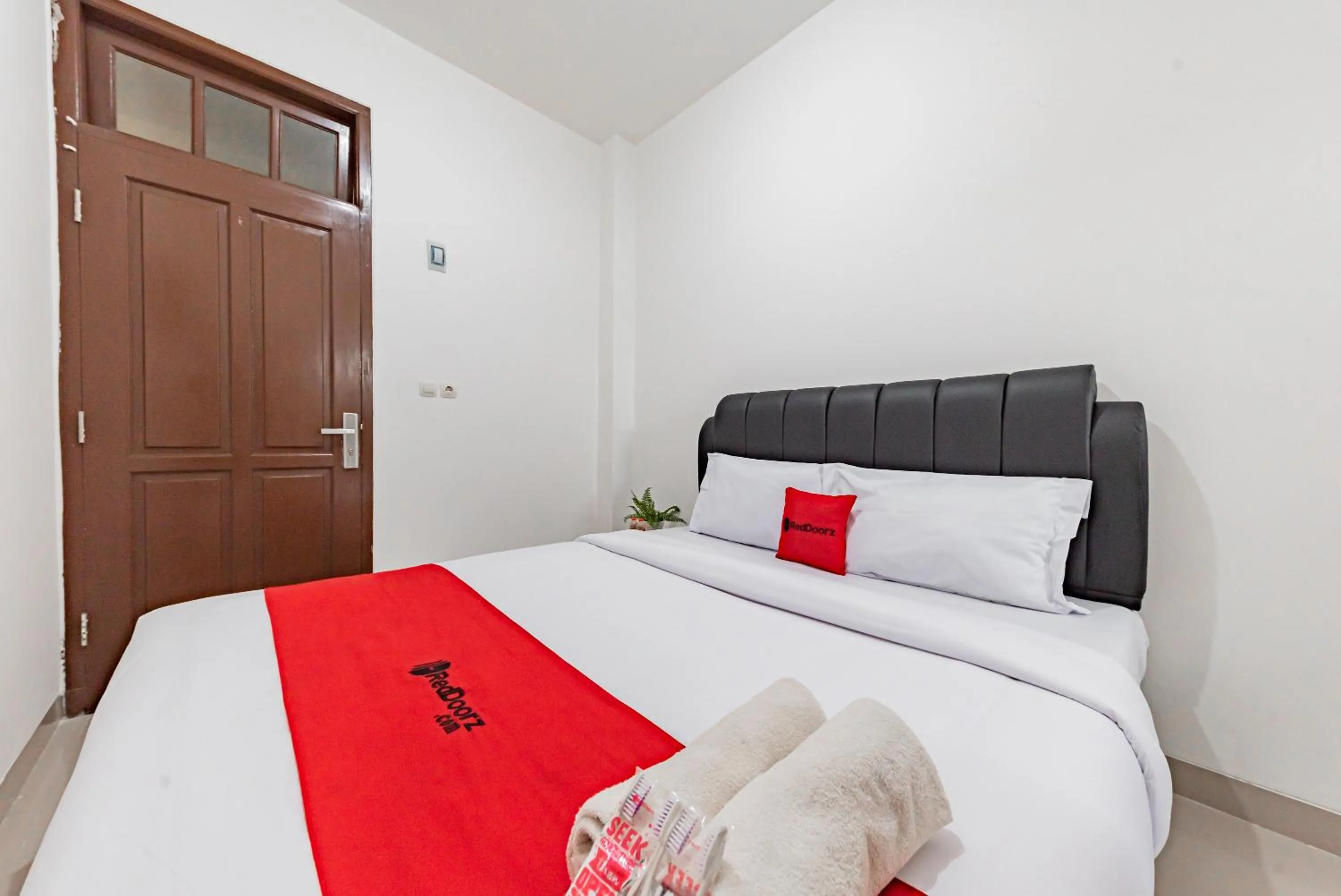 Bedroom, Bed in RedDoorz @ Suryakencana Bogor