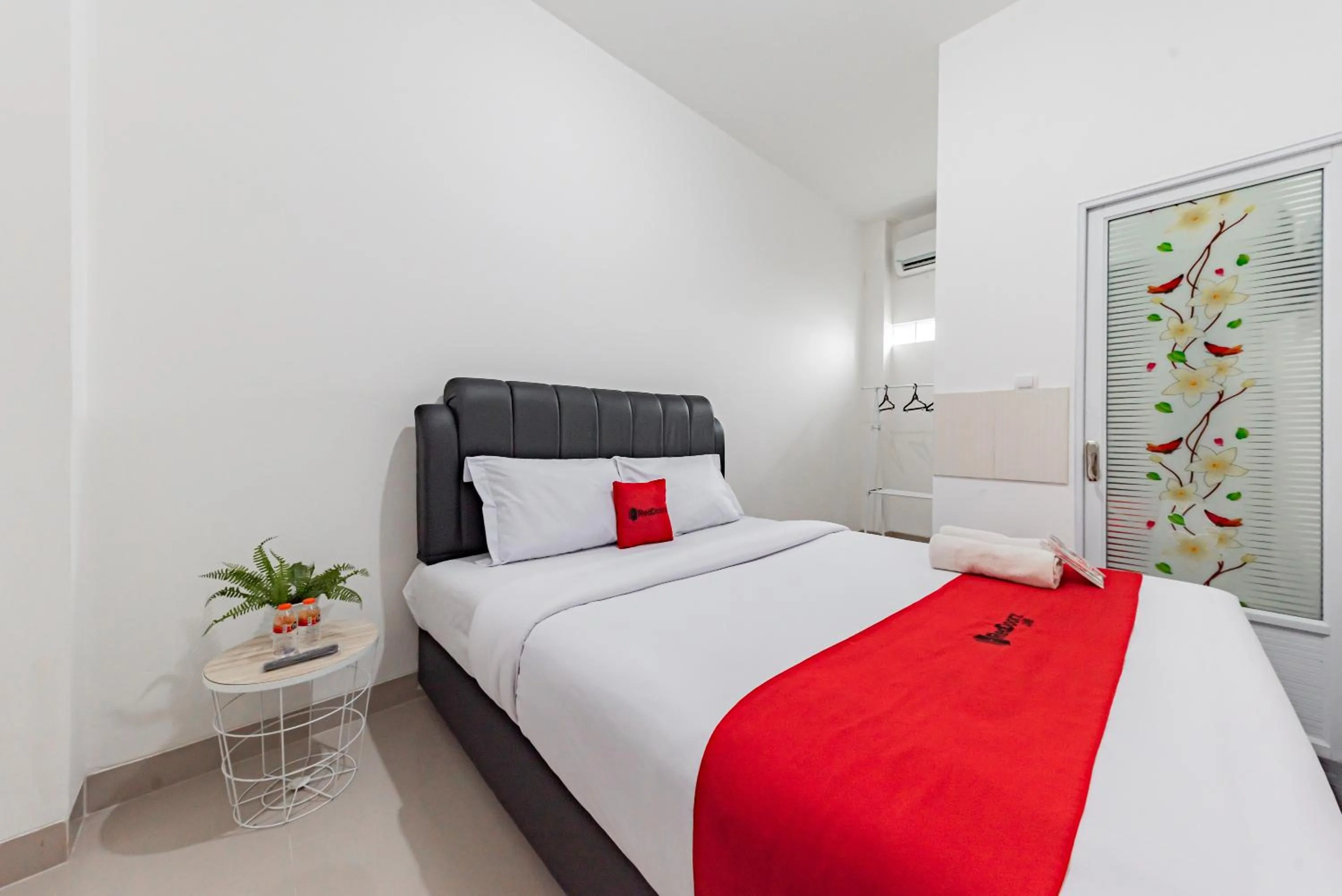 Bedroom, Bed in RedDoorz @ Suryakencana Bogor