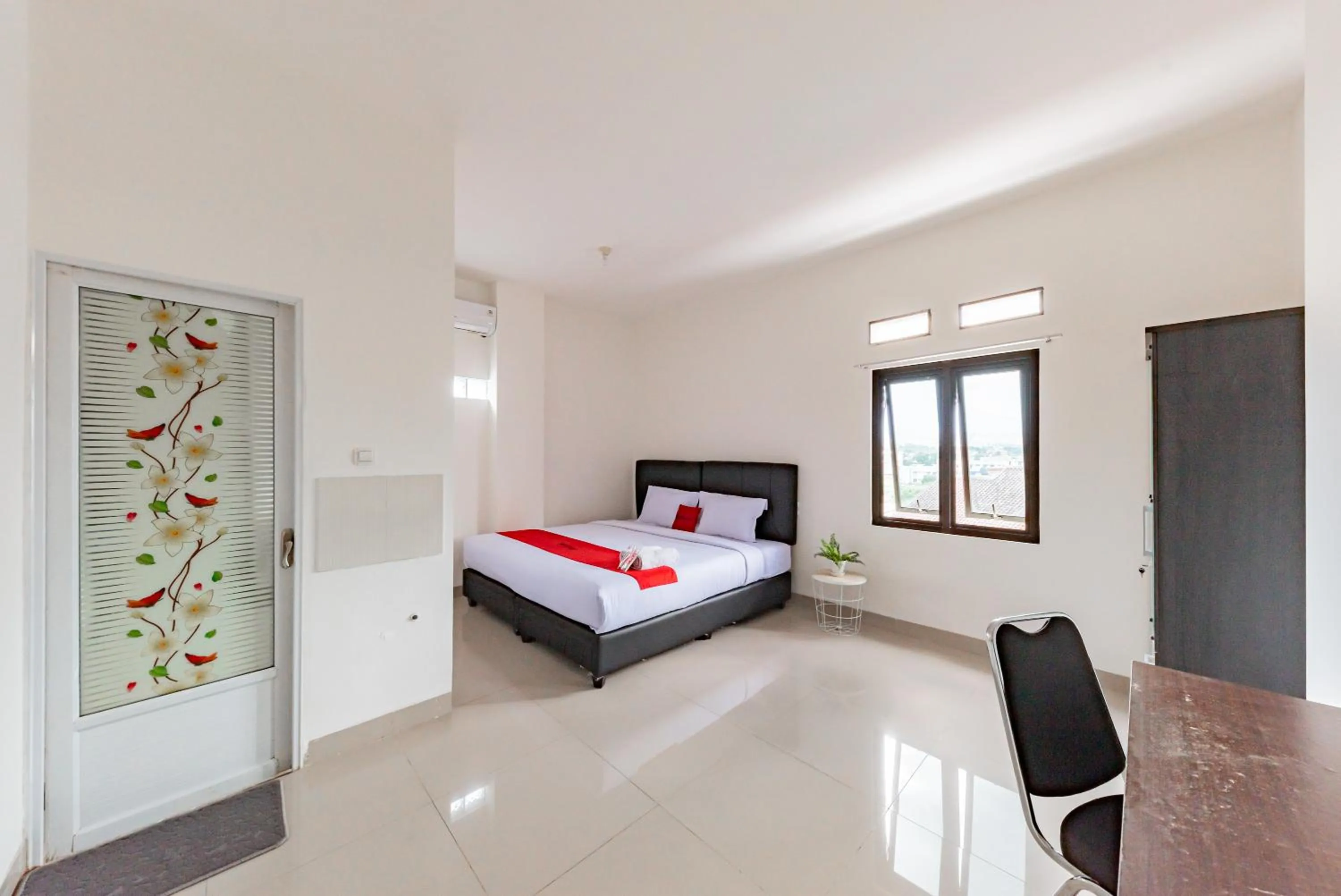 Bedroom, Bed in RedDoorz @ Suryakencana Bogor
