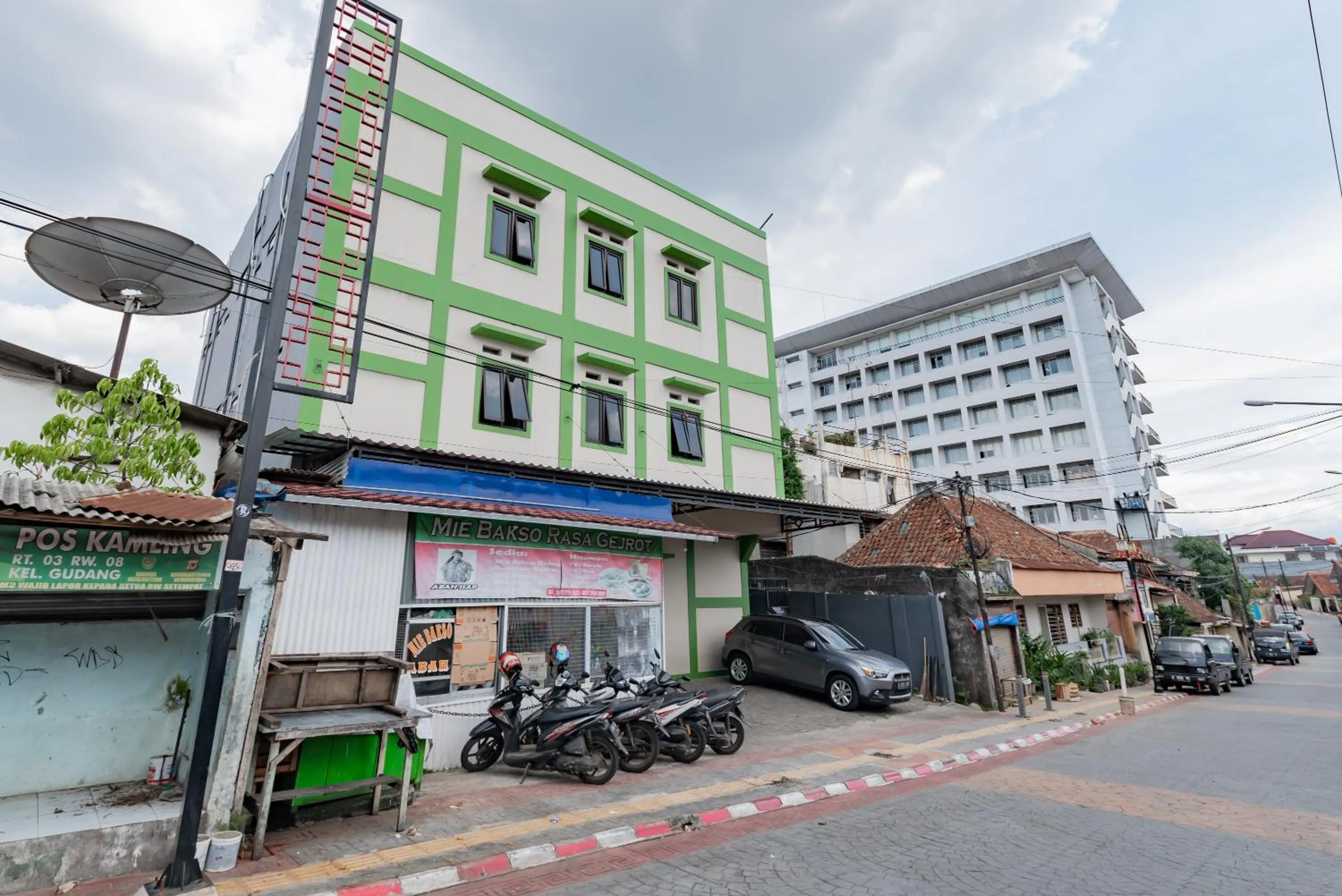 Property building in RedDoorz @ Suryakencana Bogor