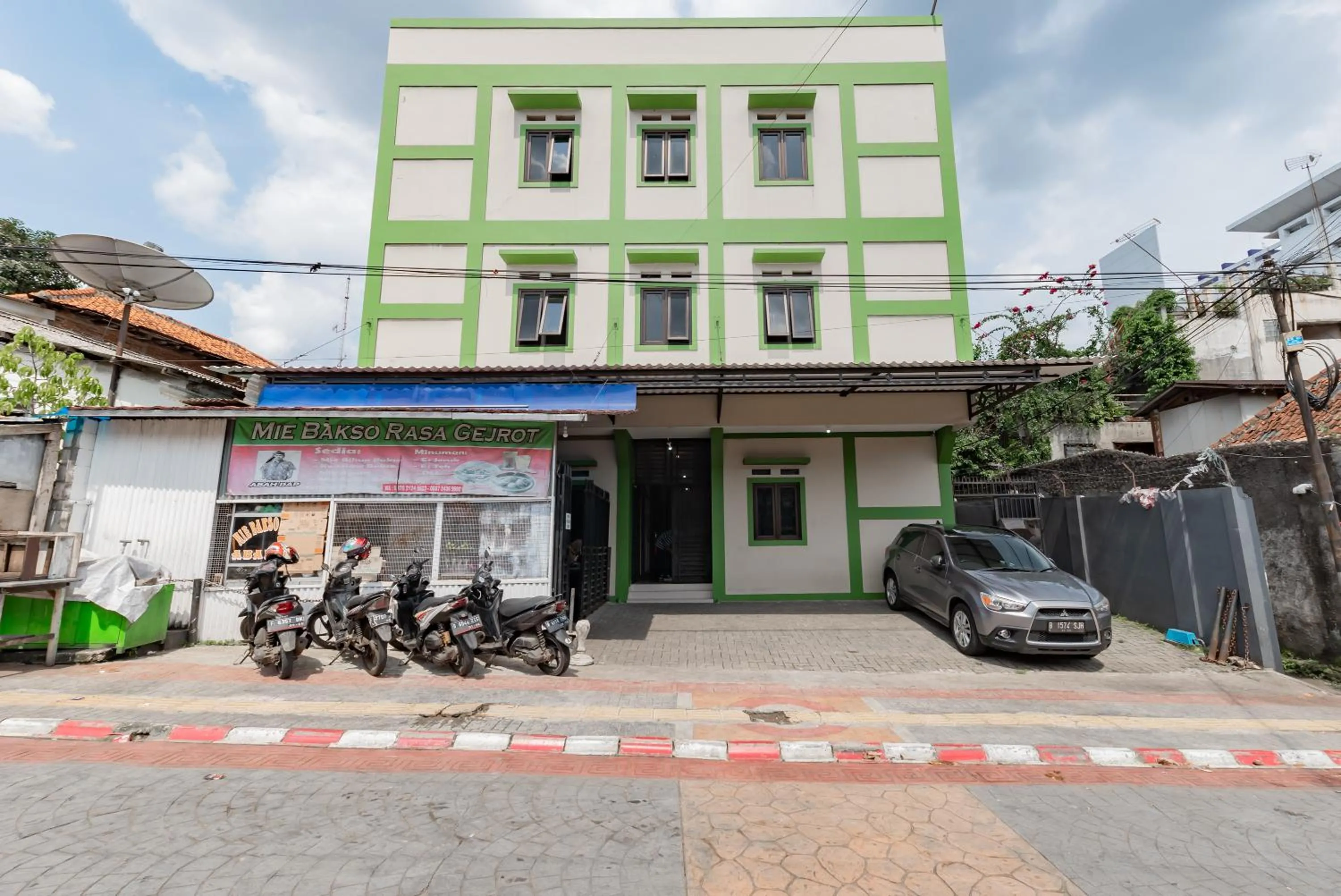 Property building in RedDoorz @ Suryakencana Bogor