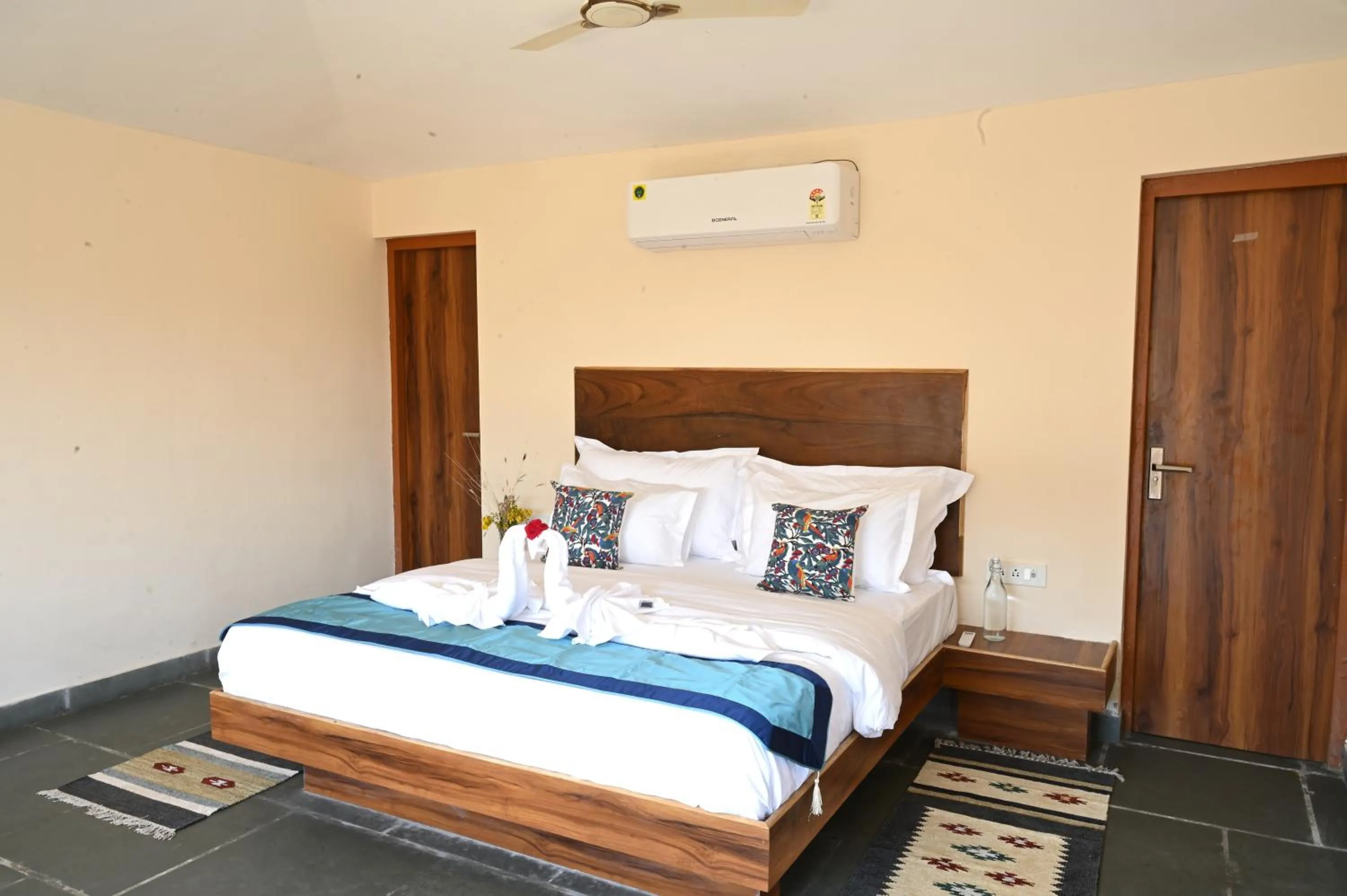 View (from property/room), Bed in Clarks Safari Jawai